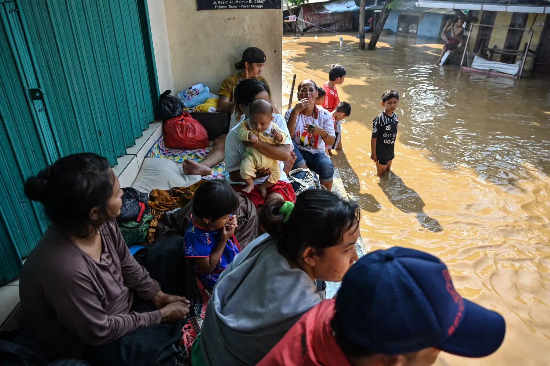 Residentes se refugian en tierras más altas frente a las inundaciones en Yakarta. Foto: AFP