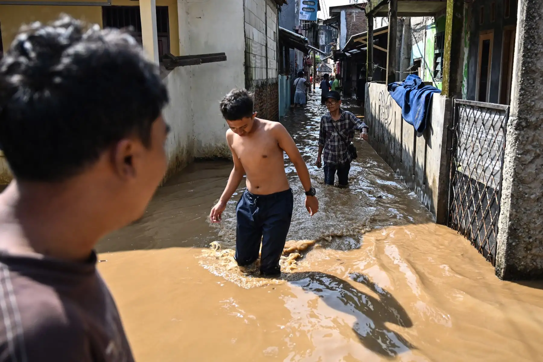 Residentes caminan a través de las inundaciones en Yakarta, luego de que varias áreas se vieron afectadas por fuertes lluvias. Foto: AFP