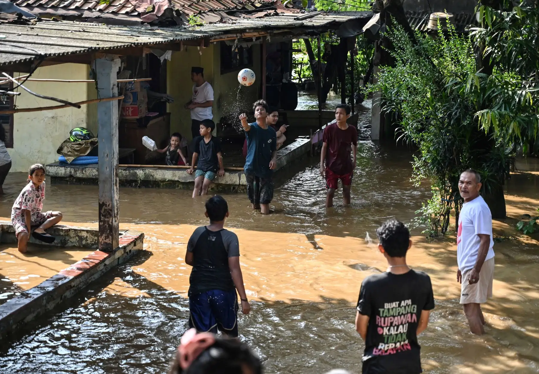 Residentes caminan a través de las inundaciones en Yakarta, luego de que varias áreas se vieron afectadas por fuertes lluvias. Foto: AFP
