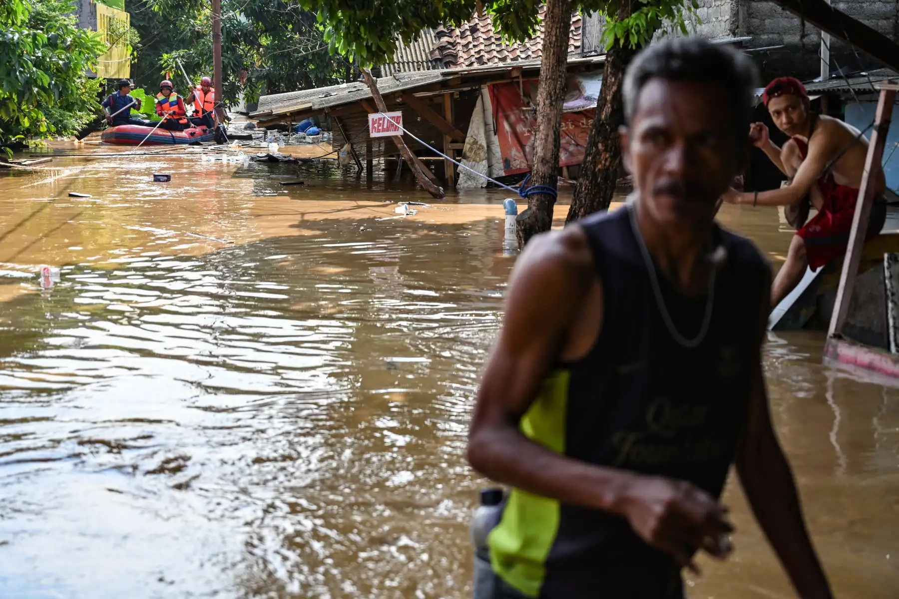 Residentes caminan a través de las inundaciones en Yakarta, luego de que varias áreas se vieron afectadas por fuertes lluvias. Foto: AFP