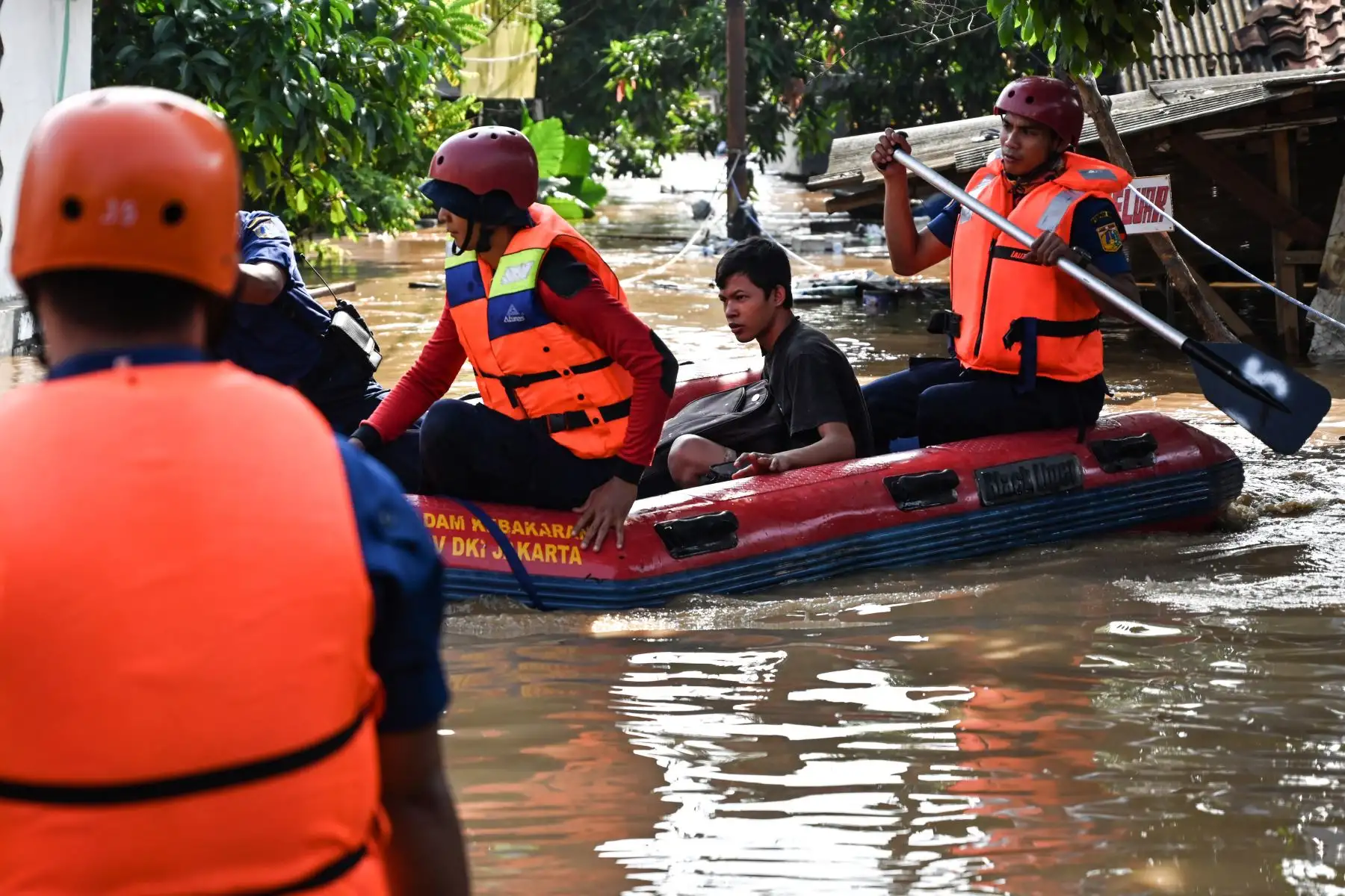 Un equipo de rescate evacua a un residente de un vecindario inundado en Yakarta. Foto: AFP