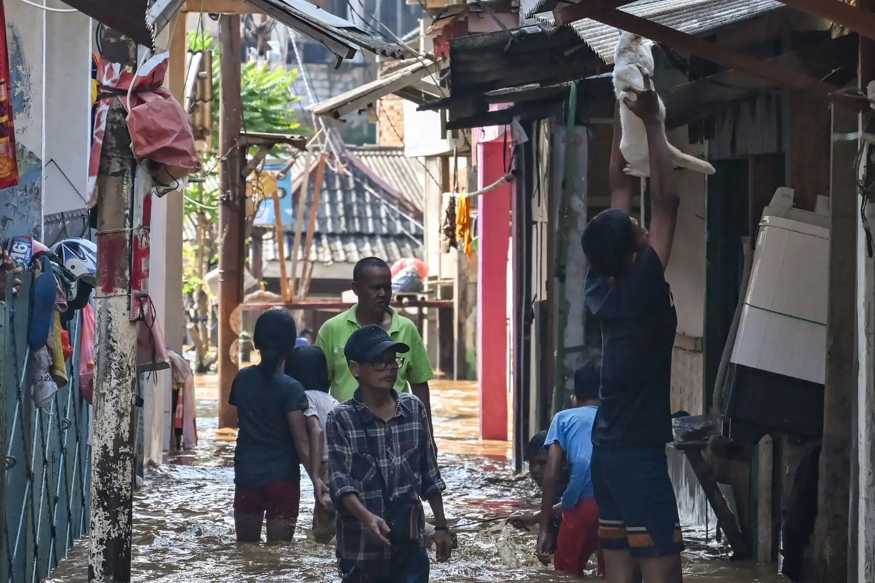 Residentes caminan a través de las inundaciones en Yakarta, luego de que varias áreas se vieron afectadas por fuertes lluvias. Foto: AFP