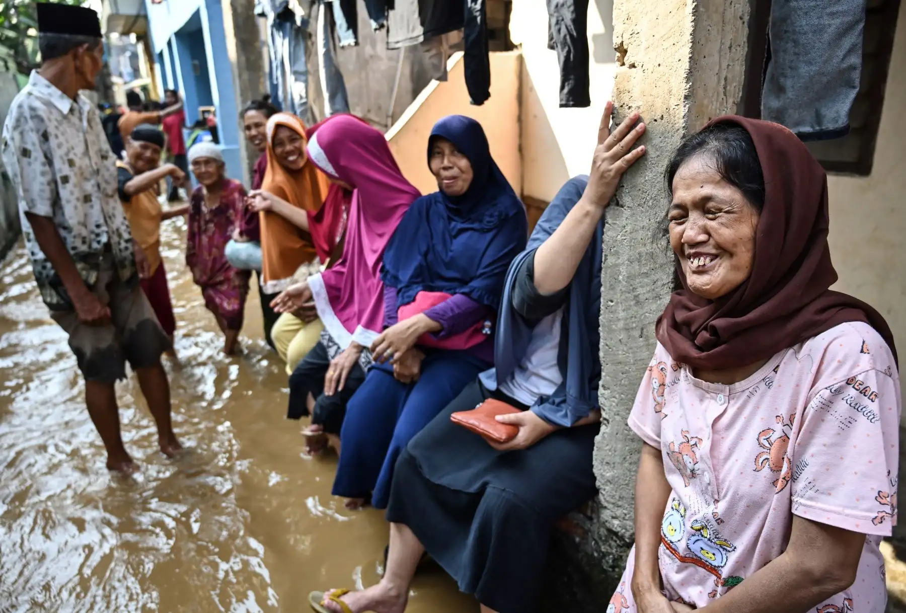 Residentes caminan a través de las inundaciones en Yakarta, luego de que varias áreas se vieron afectadas por fuertes lluvias. Foto: AFP