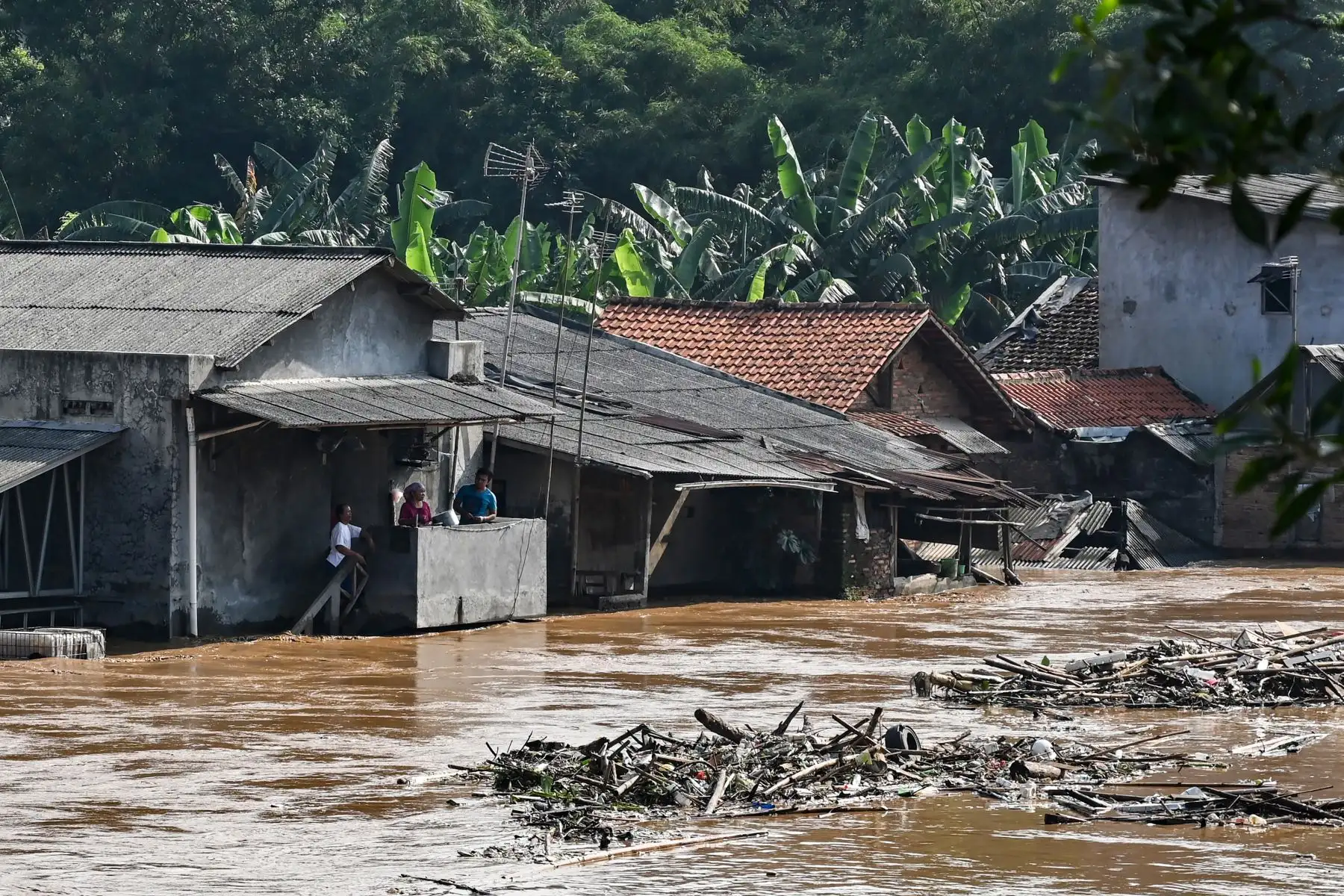 Construcciones bajo las aguas en Yakarta, después de que varias áreas se vieron afectadas por fuertes lluvias. Foto: AFP