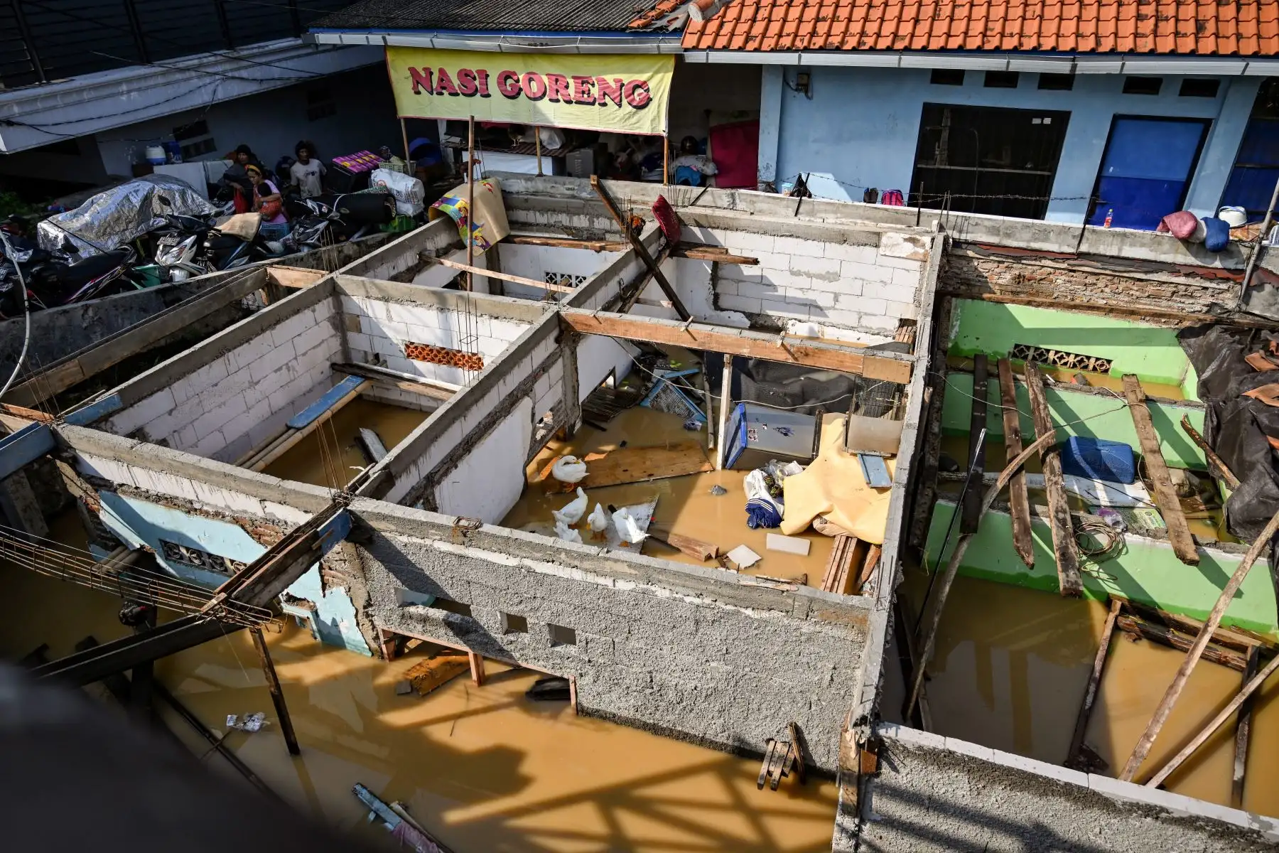Construcciones bajo las aguas en Yakarta, después de que varias áreas se vieron afectadas por fuertes lluvias. Foto: AFP