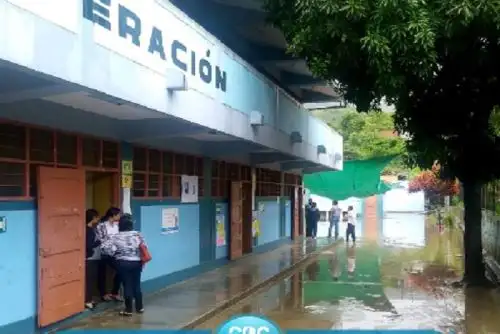 En las dos instituciones inundadas debido al desborde de la quebrada Mayanal, en la provincia de Jaén, región Cajamarca, a causa de las lluvias intensas, se suspendieron las clases por un día para salvaguardar la integridad física de los estudiantes y realizar trabajos de limpieza; para lo cual se convocó a los padres de familia.