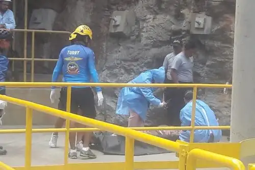 Áncash: Efectivos del Departamento de Salvamento de Alta Montaña de la Policía Nacional del Perú hallaron el cadáver de un anciano en la bocatoma de la hidroeléctrica del Cañón del Pato.