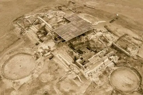 Si deseas conocer Áspero, ciudad pesquera de Caral, puedes visitarla de lunes a domingo de 10:00 a 16:00 horas. Cuenta con un amplio estacionamiento, centro de recepción, paneles informativos ilustrados, bilingües y uno de los centros de Información más amplios y completos de los sitios arqueológicos. ANDINA/Jhony Laurente