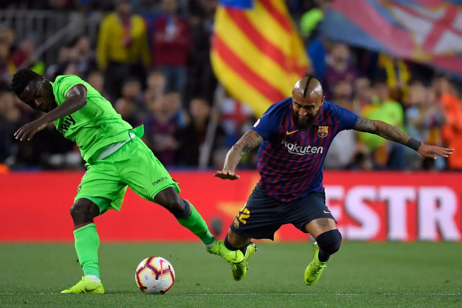 El delantero nigeriano de Levante Moses Simon (L) compite con el mediocampista chileno de Barcelona Arturo Vidal durante el partido de fútbol de la Liga española entre el FC Barcelona y el Levante UD en el estadio Camp Nou de Barcelona.
Foto: ANDINA/AFP