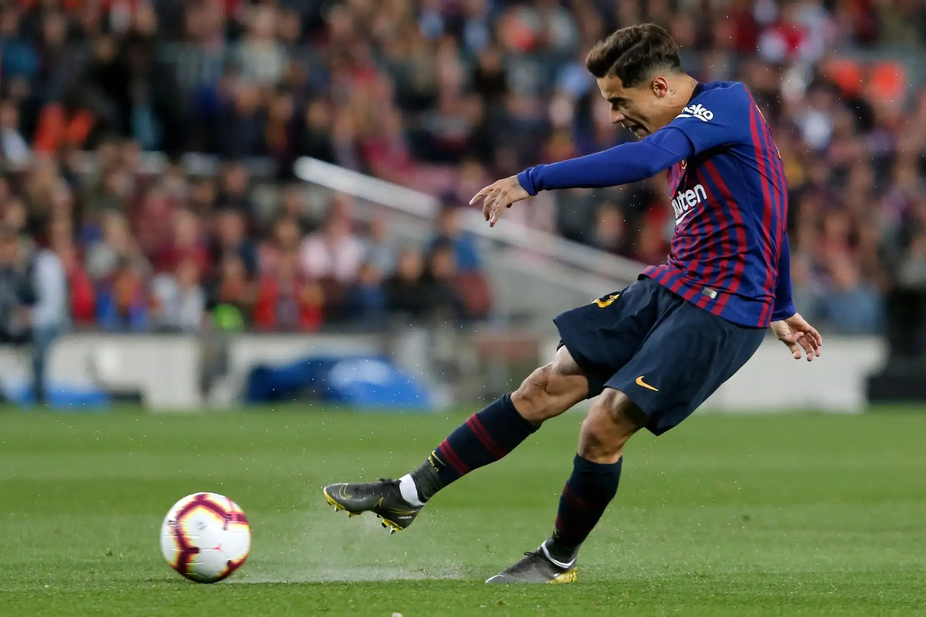 El mediocampista brasileño de Barcelona Philippe Coutinho dispara durante el partido de fútbol de la Liga española entre el FC Barcelona y el Levante UD en el estadio Camp Nou en Barcelona. Foto: AFP