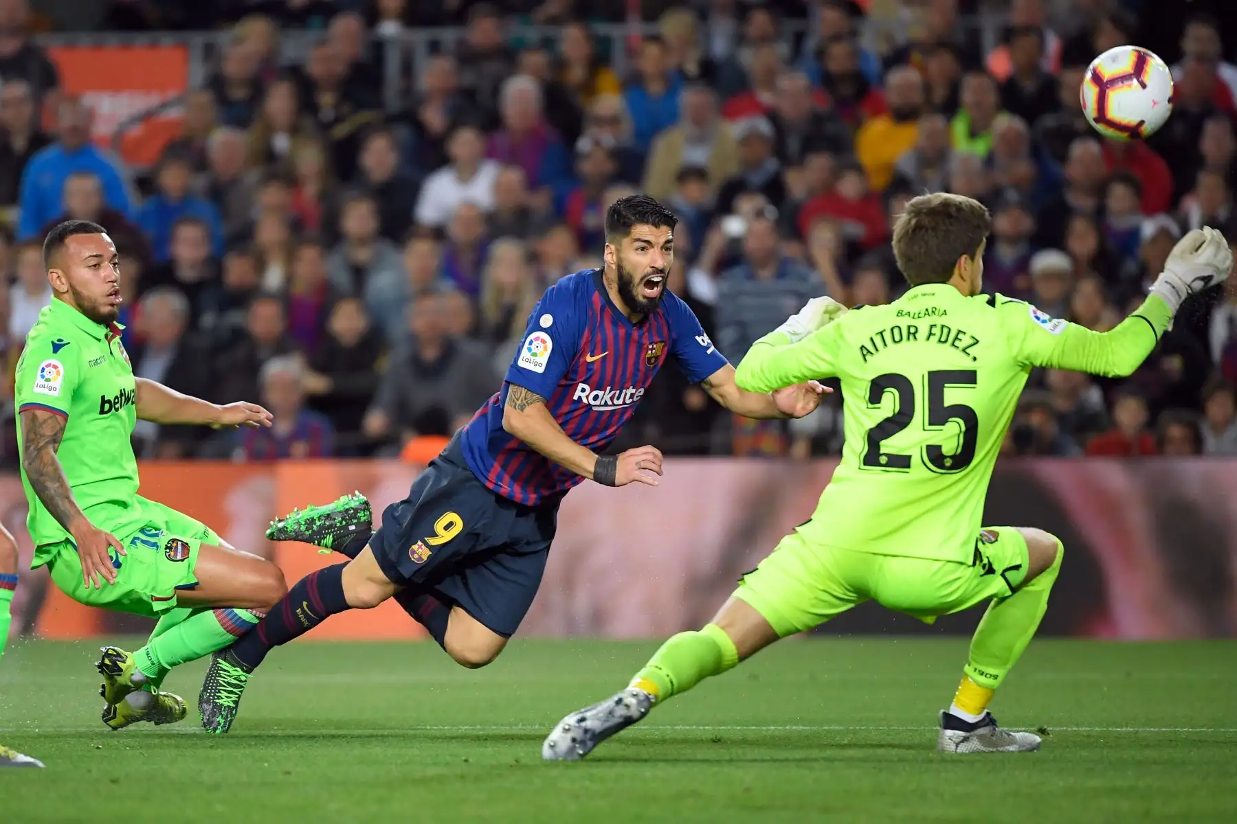 El delantero uruguayo del barcelonista Luis Suárez (C) compite con el portero español del Levante, Aitor Fernández, durante el partido de fútbol de la Liga española entre el FC Barcelona y el Levante UD en el estadio Camp Nou en Barcelona.
Foto:AFP