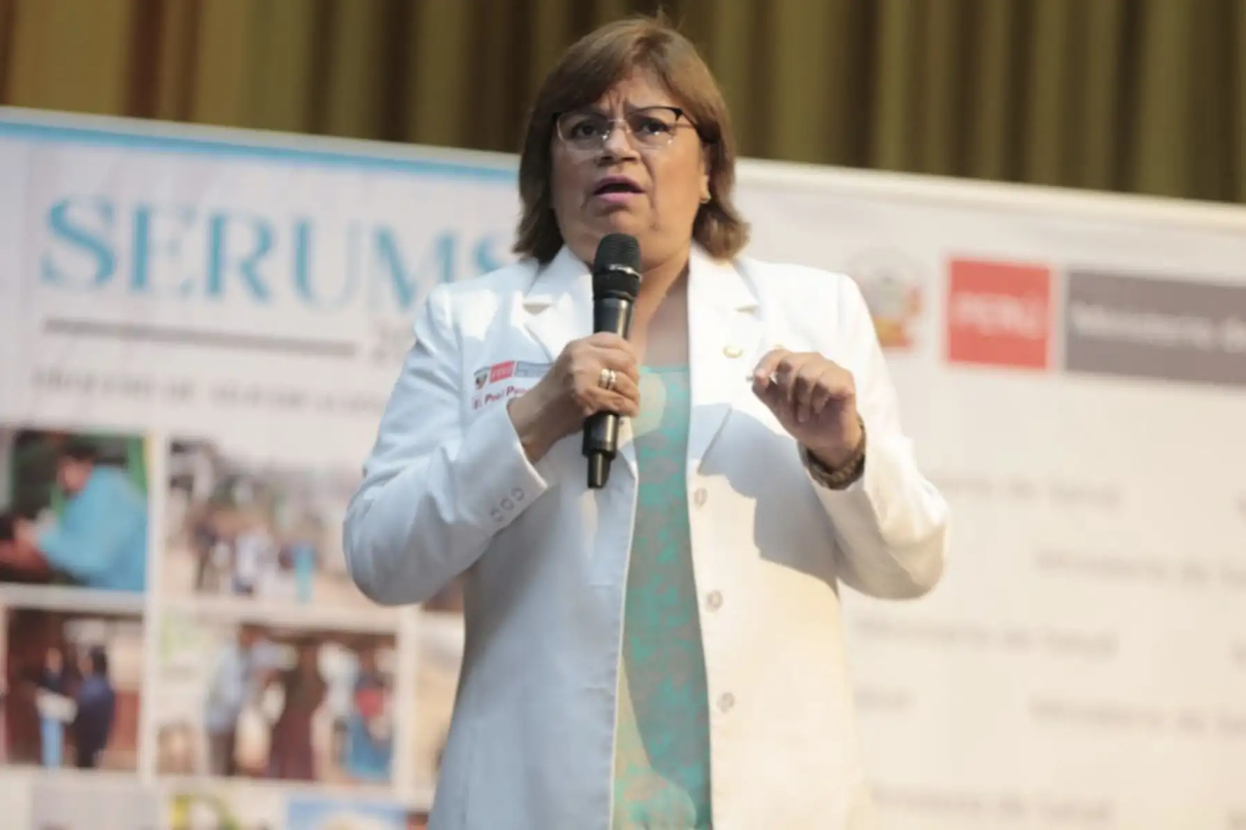Ministra de Salud, Zulema Tomás,  brinda una emotiva bienvenida a los jóvenes serumistas en el Auditorio del Cuartel General del Ejército. 
6271 profesionales de la salud realizarán el Serums 2019, en los establecimientos de salud del país. 
Foto: ANDINA/ Minsa