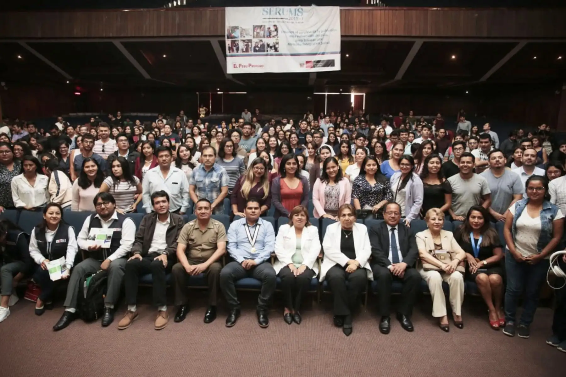 Ministra de Salud, Zulema Tomás,  brinda una emotiva bienvenida a los jóvenes serumistas en el Auditorio del Cuartel General del Ejército. 
6271 profesionales de la salud realizarán el Serums 2019, en los establecimientos de salud del país. 
Foto: ANDINA/ Minsa