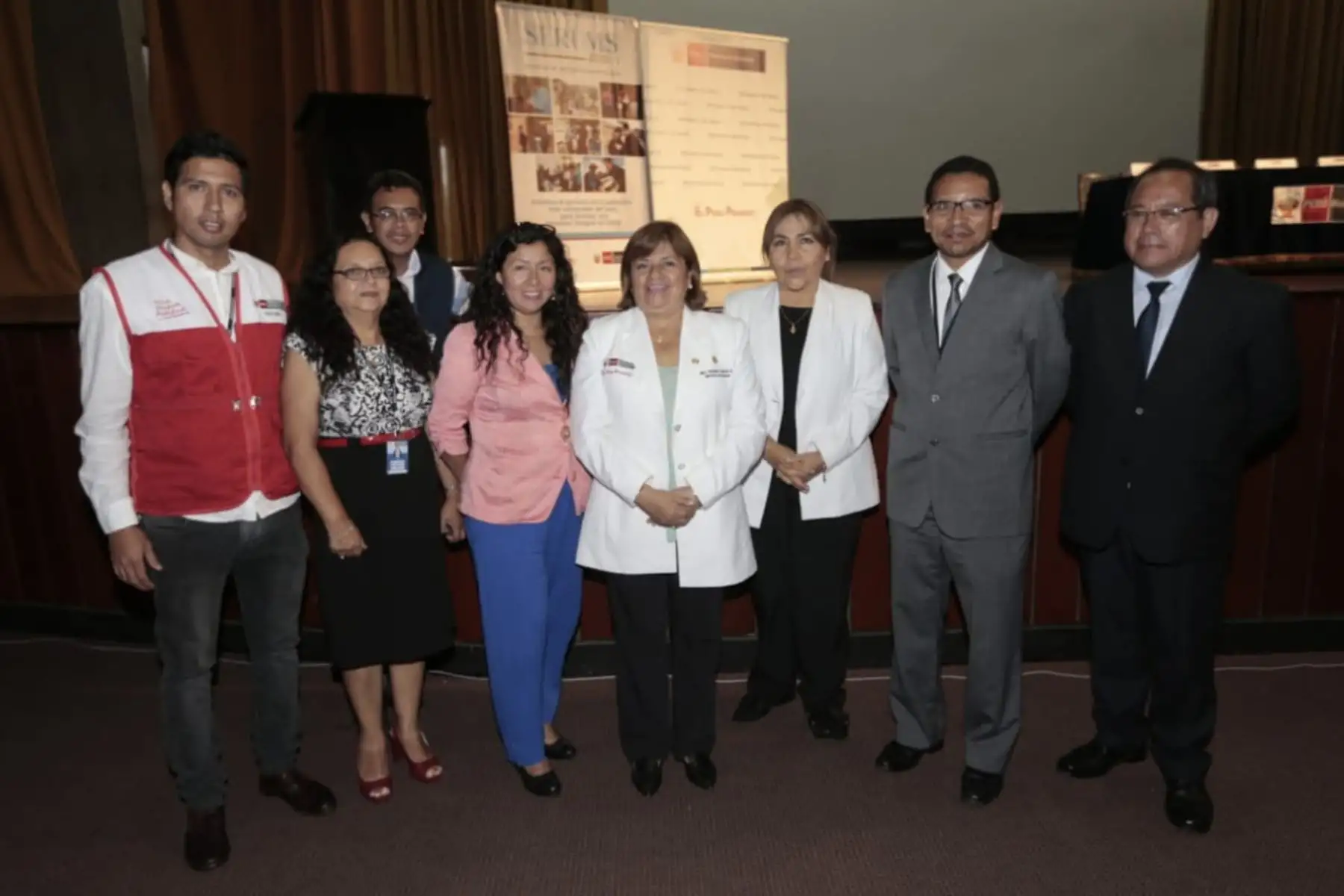 Ministra de Salud, Zulema Tomás,  brinda una emotiva bienvenida a los jóvenes serumistas en el Auditorio del Cuartel General del Ejército. 
6271 profesionales de la salud realizarán el Serums 2019, en los establecimientos de salud del país. 
Foto: ANDINA/ Minsa