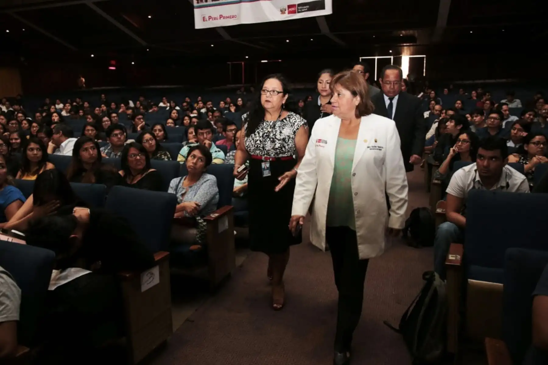 Ministra de Salud, Zulema Tomás,  brinda una emotiva bienvenida a los jóvenes serumistas en el Auditorio del Cuartel General del Ejército. 
6271 profesionales de la salud realizarán el Serums 2019, en los establecimientos de salud del país. 
Foto: ANDINA/ Minsa