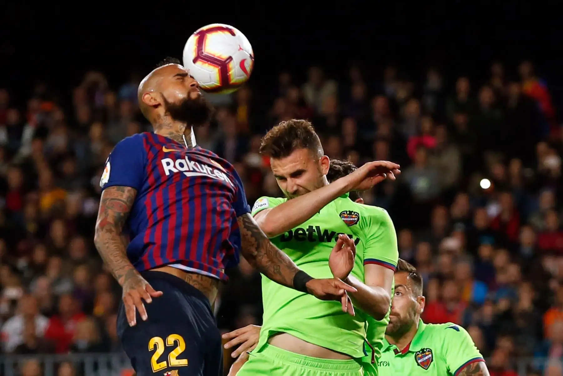 El mediocampista chileno de Barcelona Arturo Vidal (L) encabeza el balón durante el partido de fútbol de la Liga española entre el FC Barcelona y el Levante UD en el estadio Camp Nou en Barcelona.
Foto: AFP
