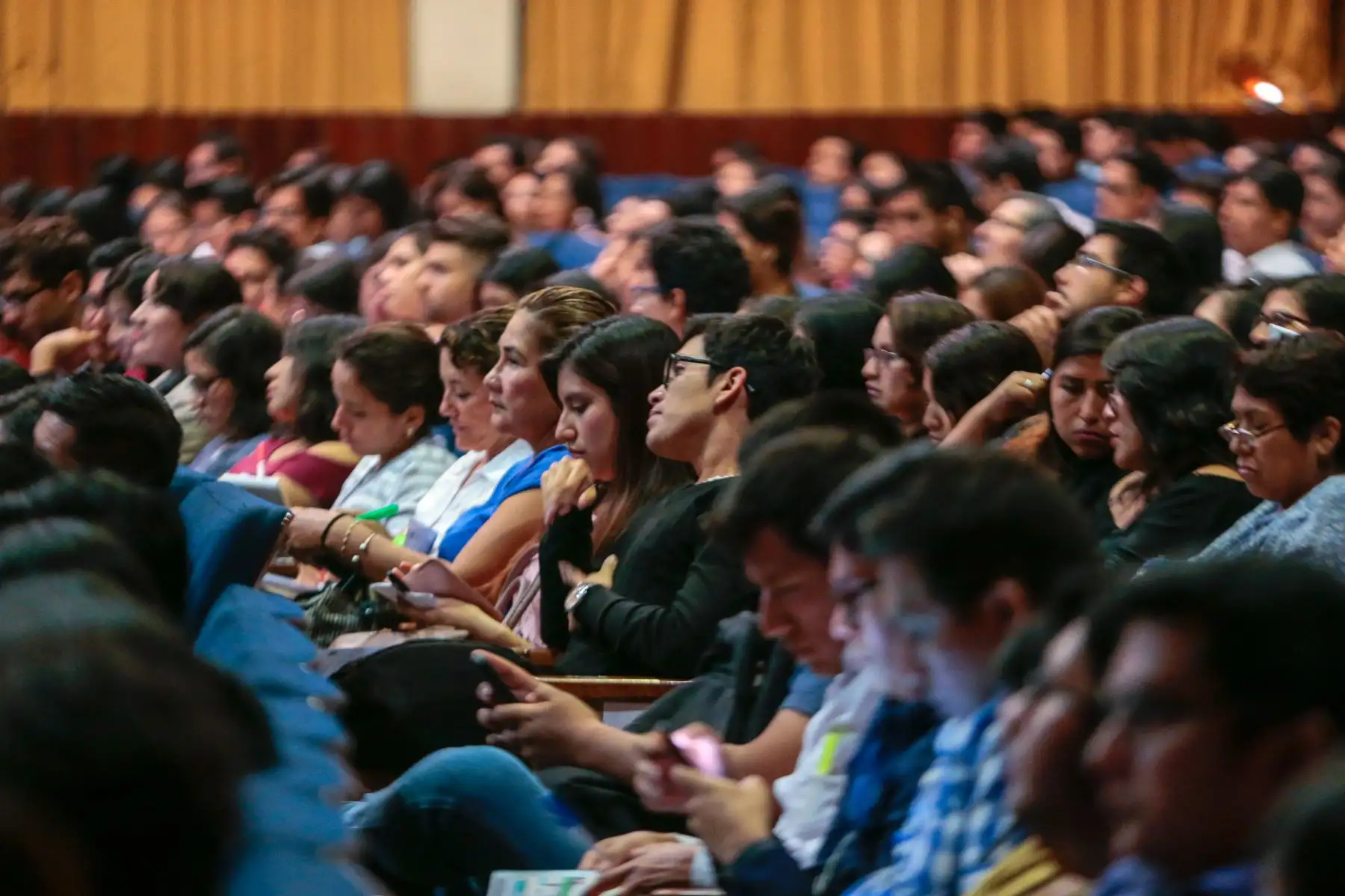 Ministra de Salud, Zulema Tomás,  brinda una emotiva bienvenida a los jóvenes serumistas en el Auditorio del Cuartel General del Ejército. 
6271 profesionales de la salud realizarán el Serums 2019, en los establecimientos de salud del país. 
Foto: ANDINA/ Minsa