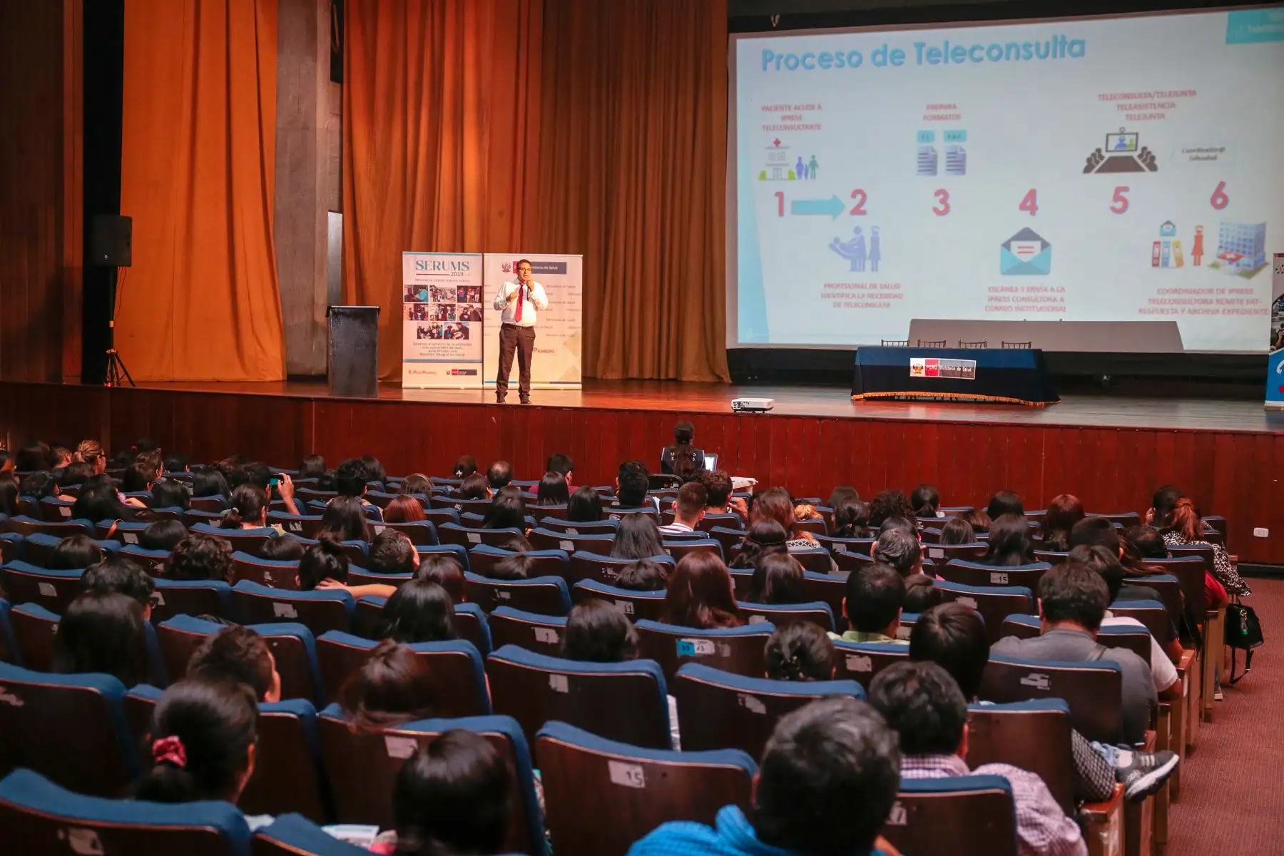 Ministra de Salud, Zulema Tomás,  brinda una emotiva bienvenida a los jóvenes serumistas en el Auditorio del Cuartel General del Ejército. 
6271 profesionales de la salud realizarán el Serums 2019, en los establecimientos de salud del país. 
Foto: ANDINA/ Minsa