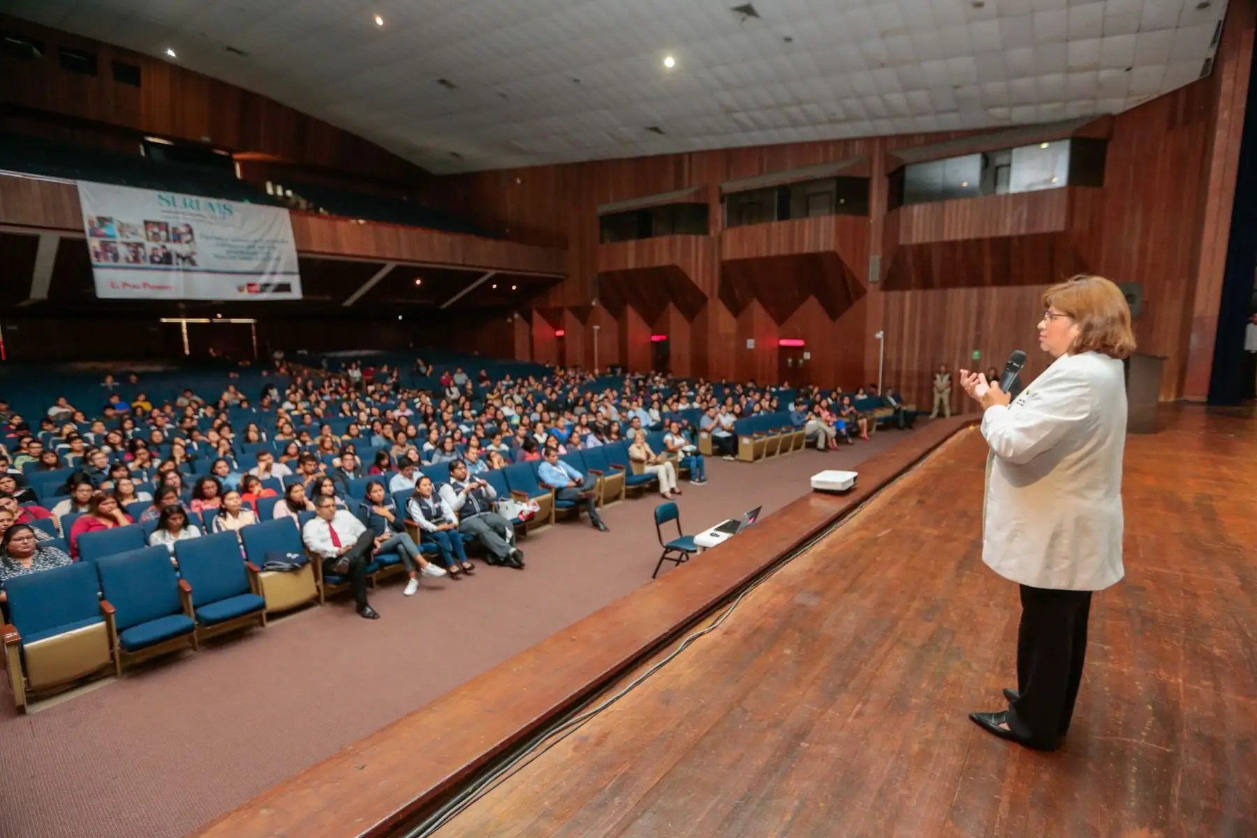 Ministra de Salud, Zulema Tomás,  brinda una emotiva bienvenida a los jóvenes serumistas en el Auditorio del Cuartel General del Ejército. 
6271 profesionales de la salud realizarán el Serums 2019, en los establecimientos de salud del país. 
Foto: ANDINA/ Minsa