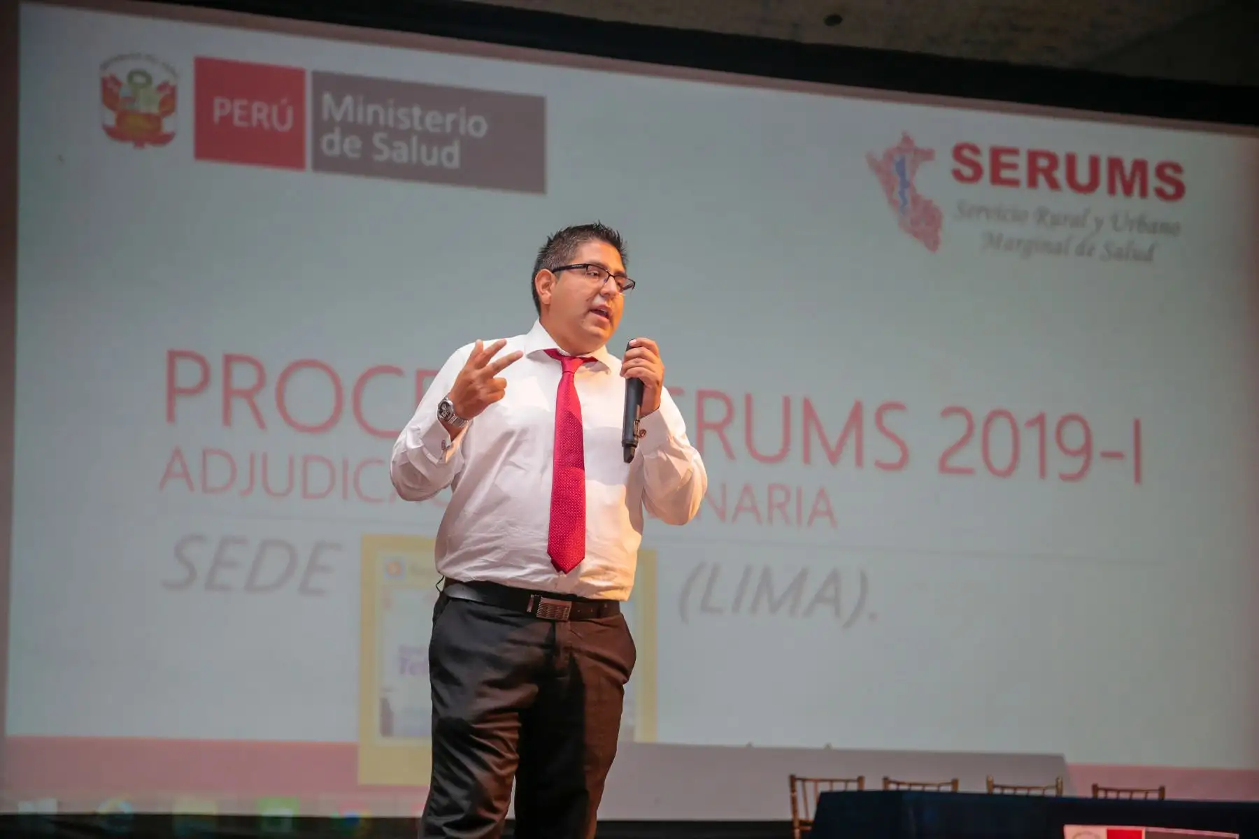 Ministra de Salud, Zulema Tomás,  brinda una emotiva bienvenida a los jóvenes serumistas en el Auditorio del Cuartel General del Ejército. 
6271 profesionales de la salud realizarán el Serums 2019, en los establecimientos de salud del país. 
Foto: ANDINA/ Minsa