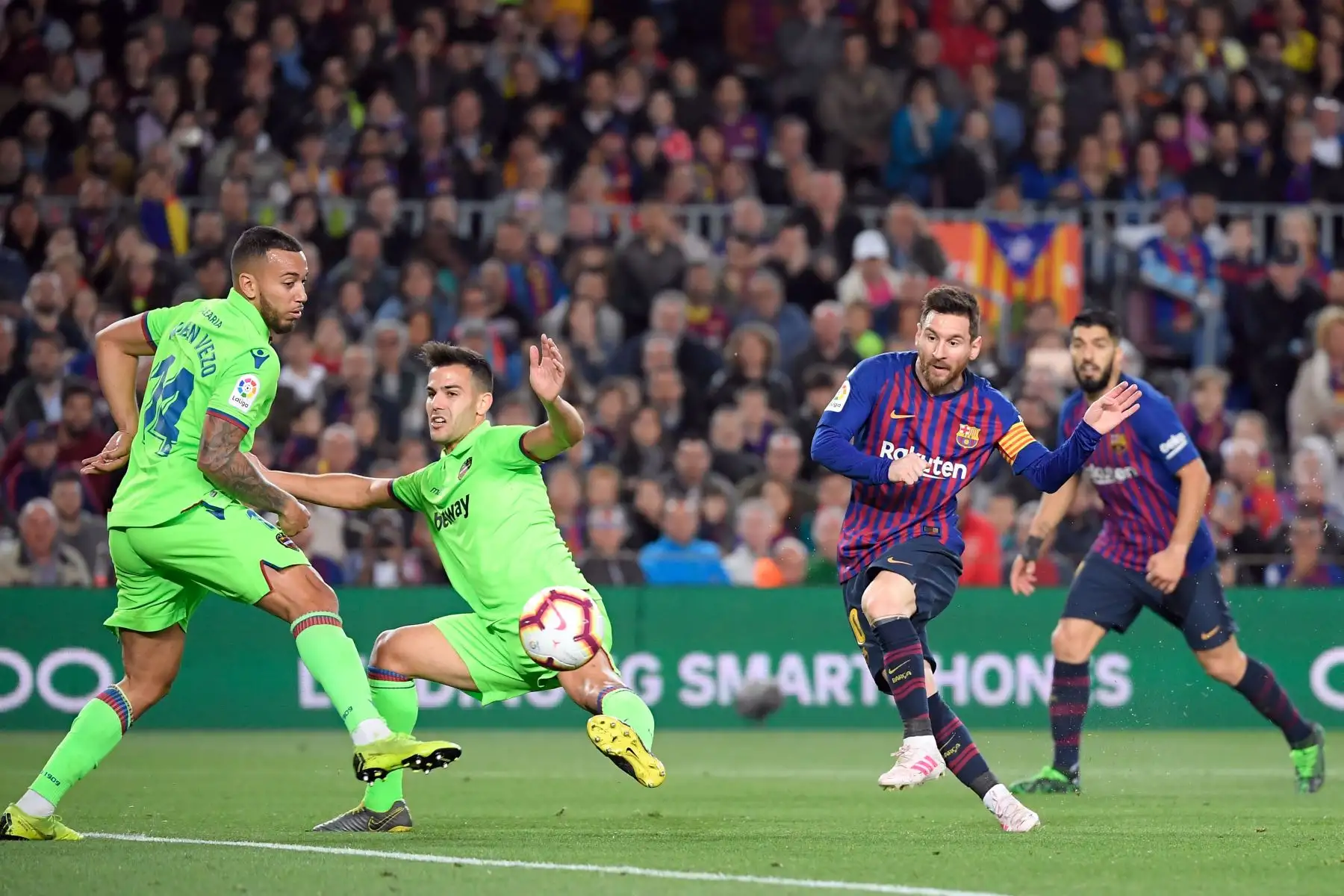 El delantero argentino del Barcelona, Lionel Messi, dispara para marcar un gol durante el partido de fútbol de la Liga española entre el FC Barcelona y el Levante UD en el estadio Camp Nou en Barcelona.Foto: AFP