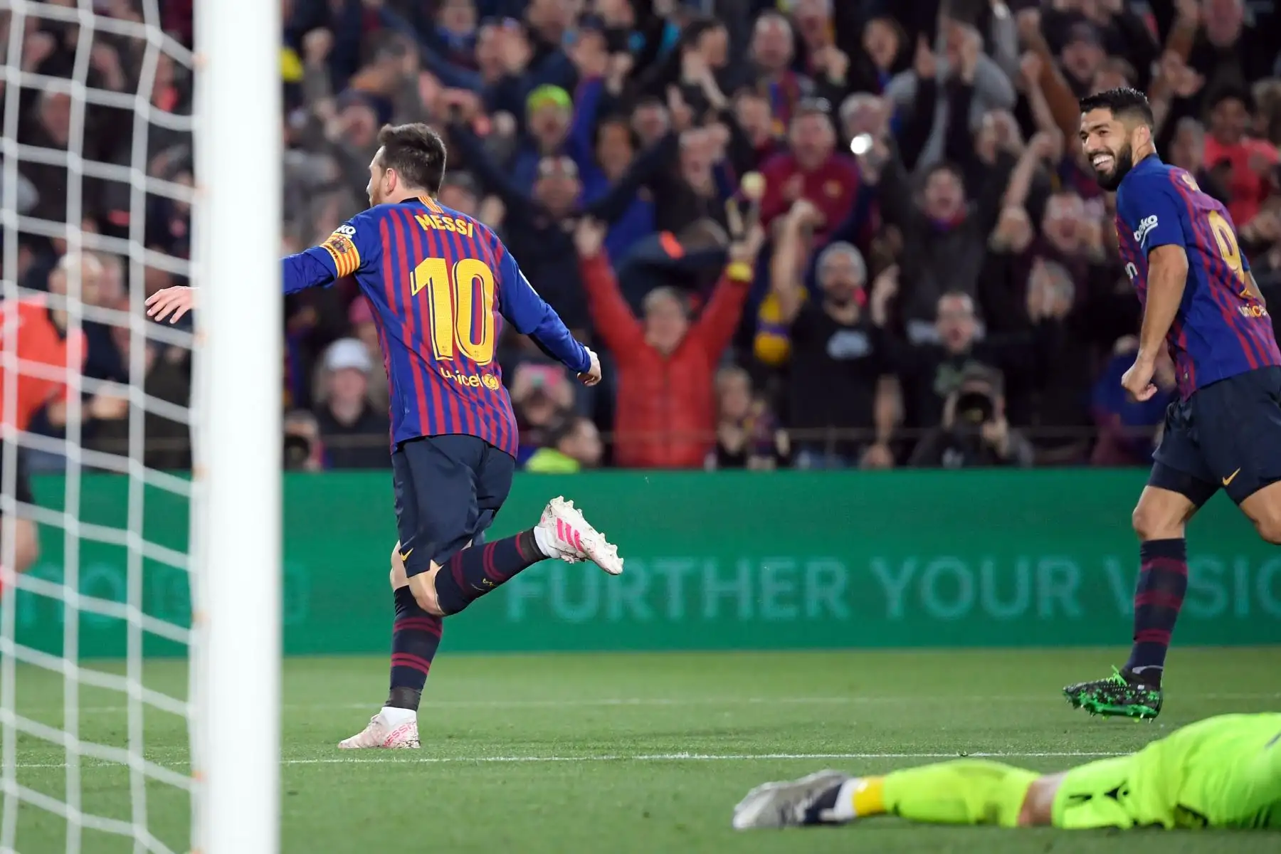 El delantero argentino de Barcelona, Lionel Messi, celebra después de marcar un gol durante el partido de fútbol de la Liga española entre el FC Barcelona y el Levante UD en el estadio Camp Nou en Barcelona.
Foto: AFP