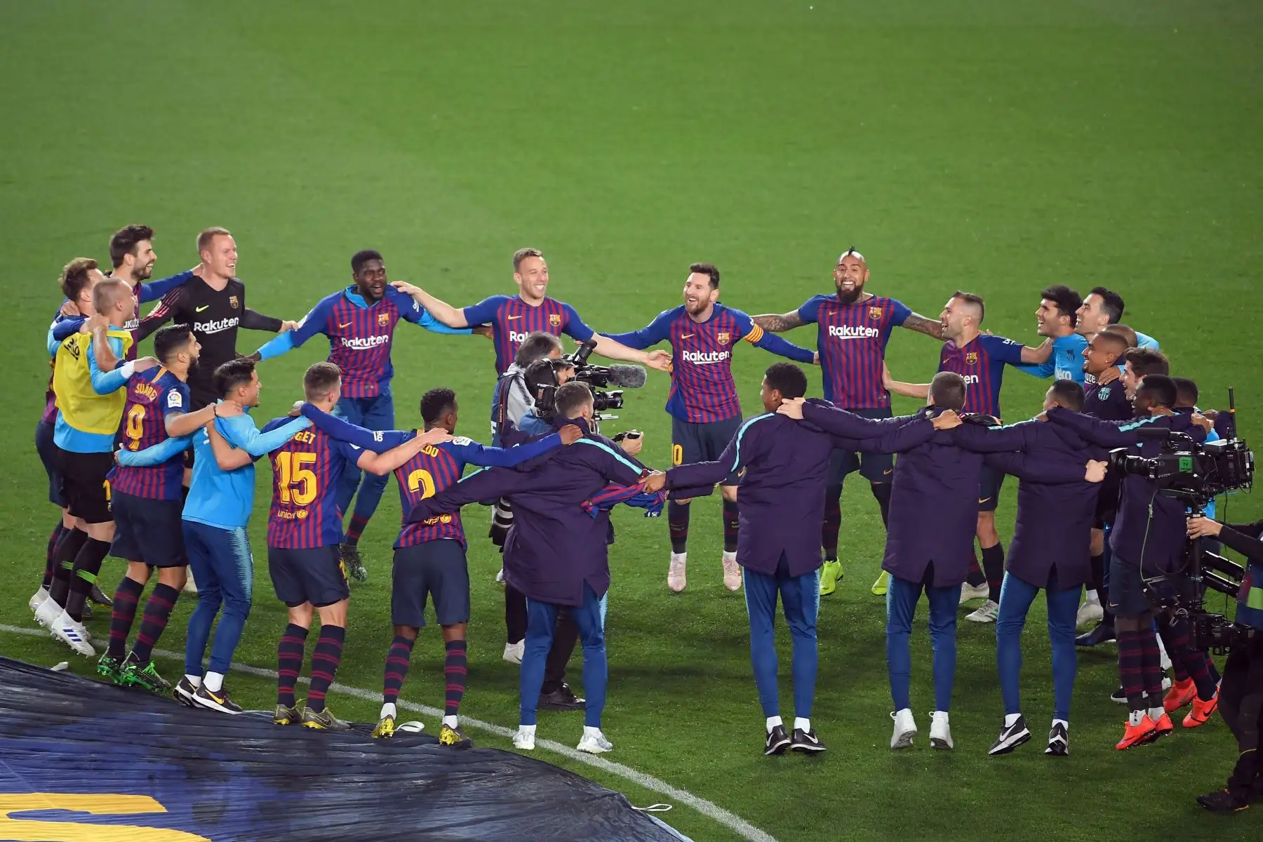 El equipo de Barcelona celebra después de ganar el partido y convertirse en campeón de la Liga al final del partido de fútbol de la Liga española entre el FC Barcelona y el Levante UD en el estadio Camp Nou. 
Foto: AFP