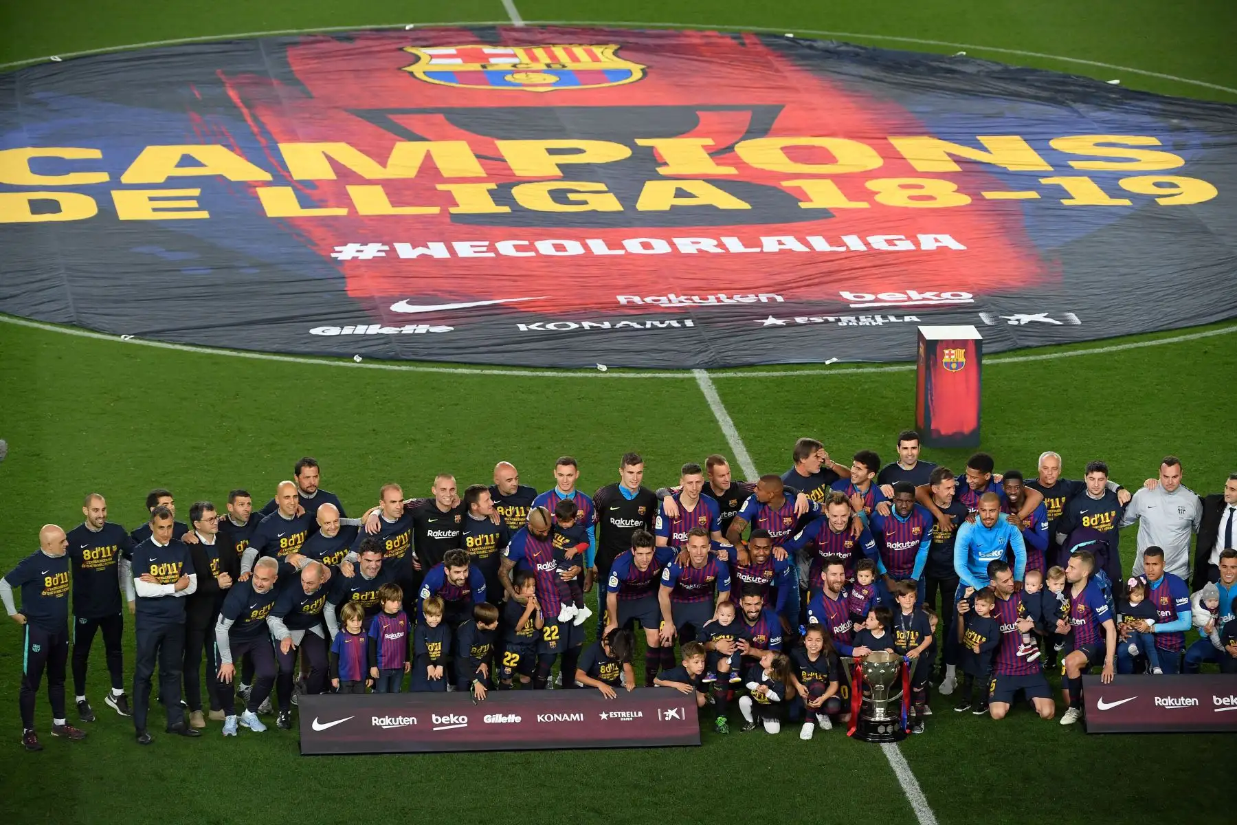 Los jugadores del Barcelona celebran convertirse en campeones de la Liga después de ganar el partido de fútbol de la Liga española entre el FC Barcelona y el Levante UD en el estadio Camp Nou en Barcelona .
Foto:AFP