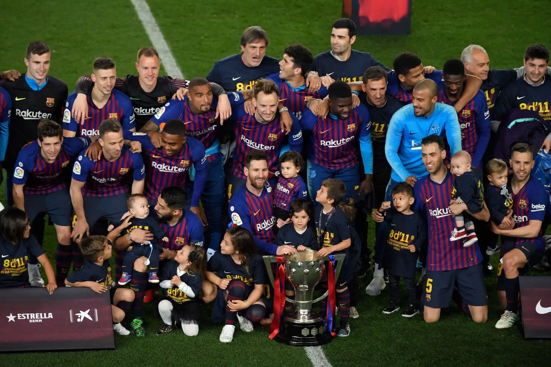 Los jugadores del Barcelona celebran convertirse en campeones de la Liga después de ganar el partido de fútbol de la Liga española entre el FC Barcelona y el Levante UD en el estadio Camp Nou en Barcelona.Foto:AFP