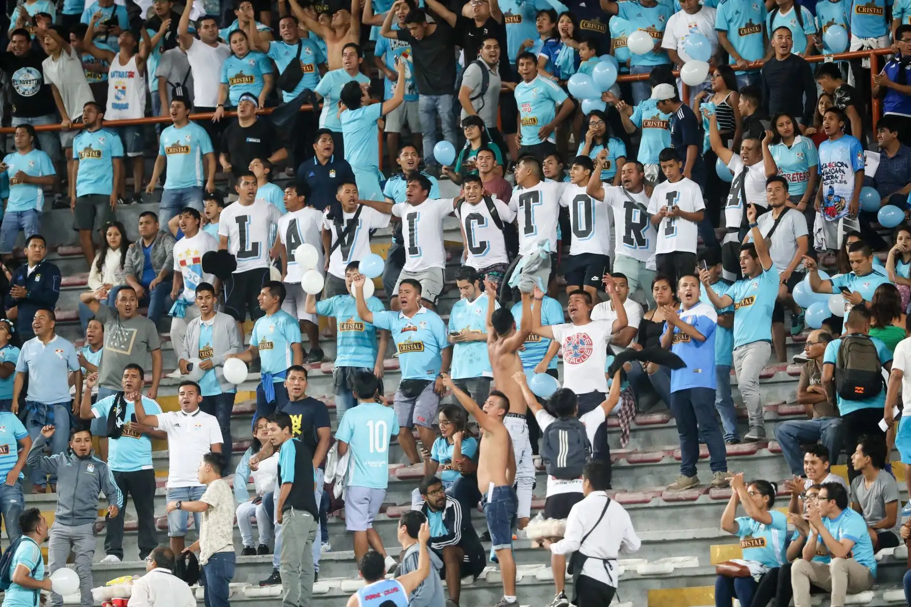 Sporting Cristal y Universitario de Deportes empataron uno a uno con goles de Christian Ortíz y Alejandro Hohberg respectivamente.

Foto: ANDINA/Juan Carlos Guzmán Negrini