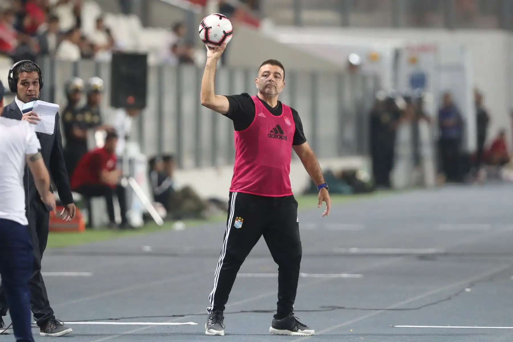 Sporting Cristal y Universitario de Deportes empataron uno a uno con goles de Christian Ortíz y Alejandro Hohberg respectivamente.

Foto: ANDINA/Juan Carlos Guzmán Negrini