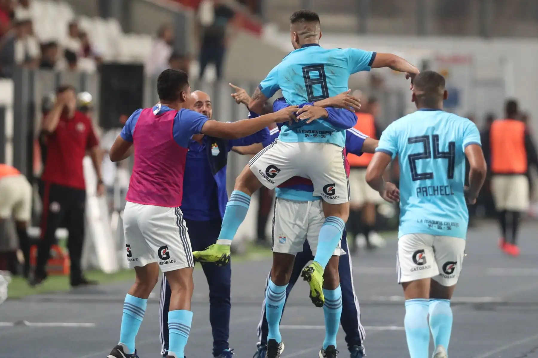 Sporting Cristal y Universitario de Deportes empataron uno a uno con goles de Christian Ortíz y Alejandro Hohberg respectivamente.

Foto: ANDINA/Juan Carlos Guzmán Negrini