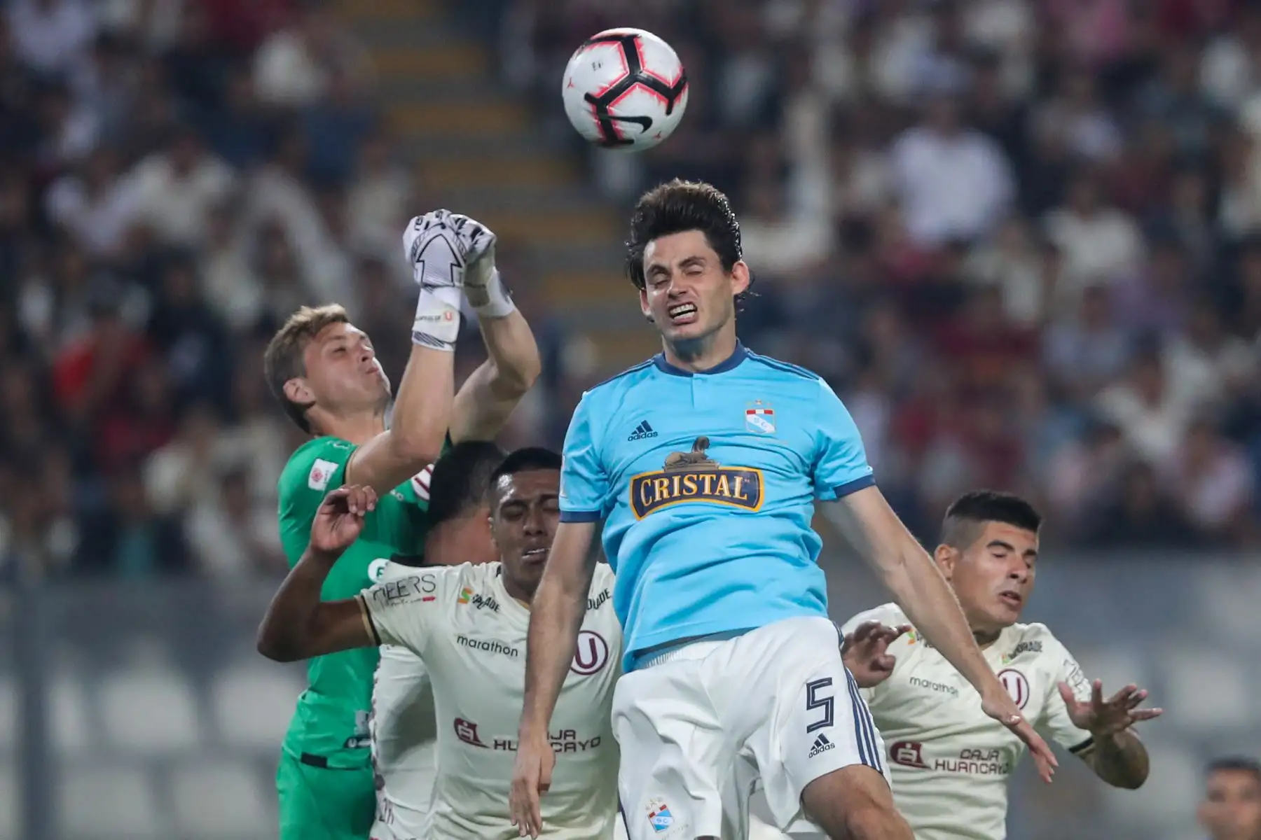 Sporting Cristal y Universitario de Deportes empataron uno a uno con goles de Christian Ortíz y Alejandro Hohberg respectivamente.

Foto: ANDINA/Juan Carlos Guzmán Negrini