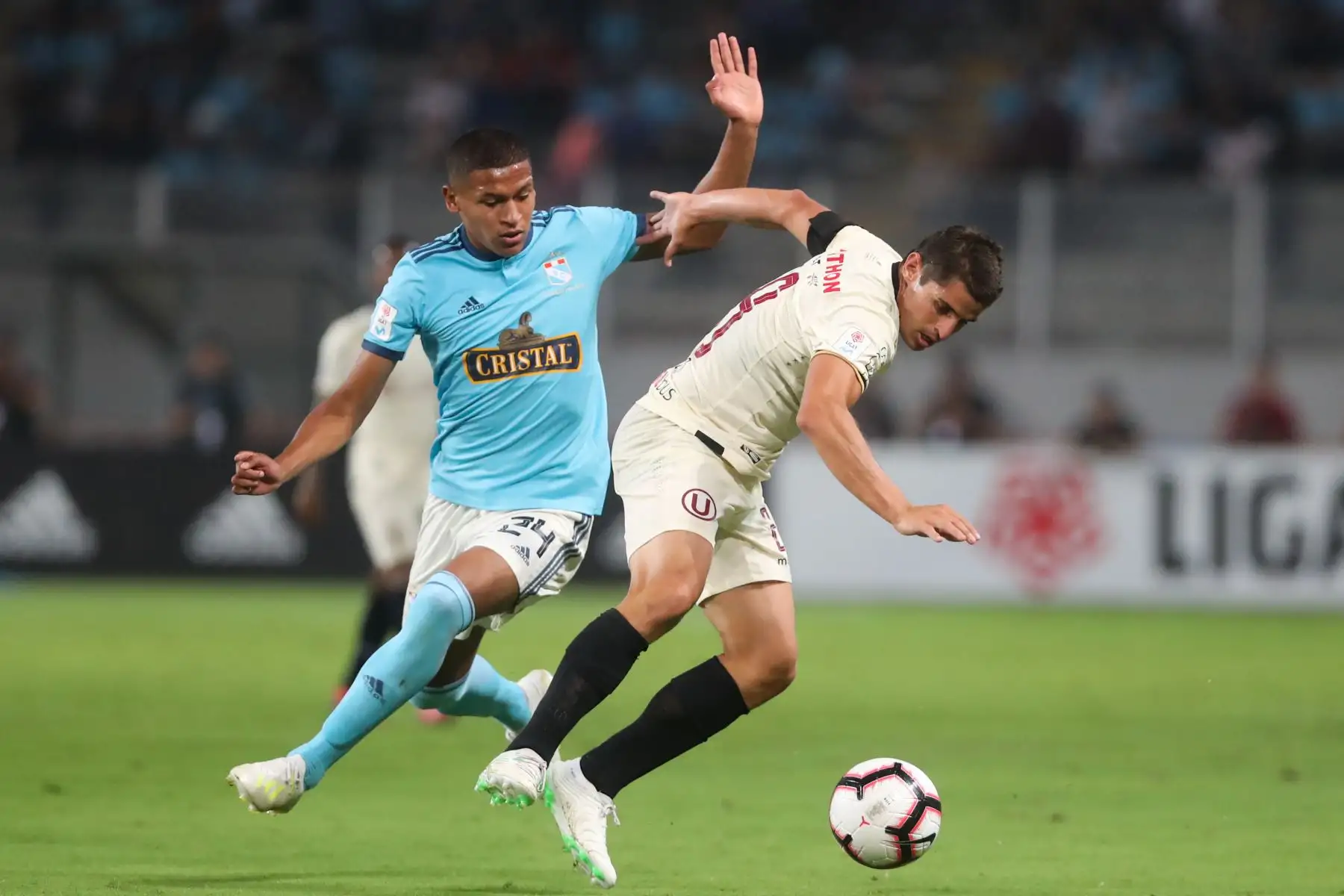 Sporting Cristal y Universitario de Deportes empataron uno a uno con goles de Christian Ortíz y Alejandro Hohberg respectivamente.

Foto: ANDINA/Juan Carlos Guzmán Negrini