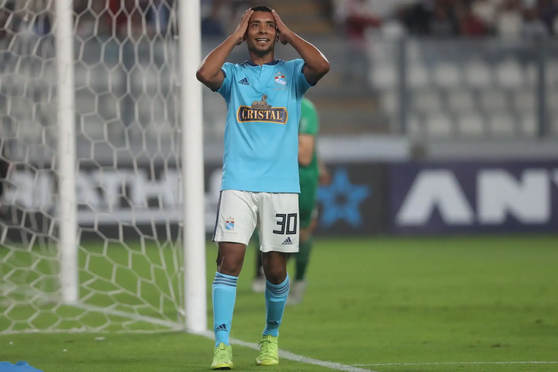 Sporting Cristal y Universitario de Deportes empataron uno a uno con goles de Christian Ortíz y Alejandro Hohberg respectivamente.

Foto: ANDINA/Juan Carlos Guzmán Negrini