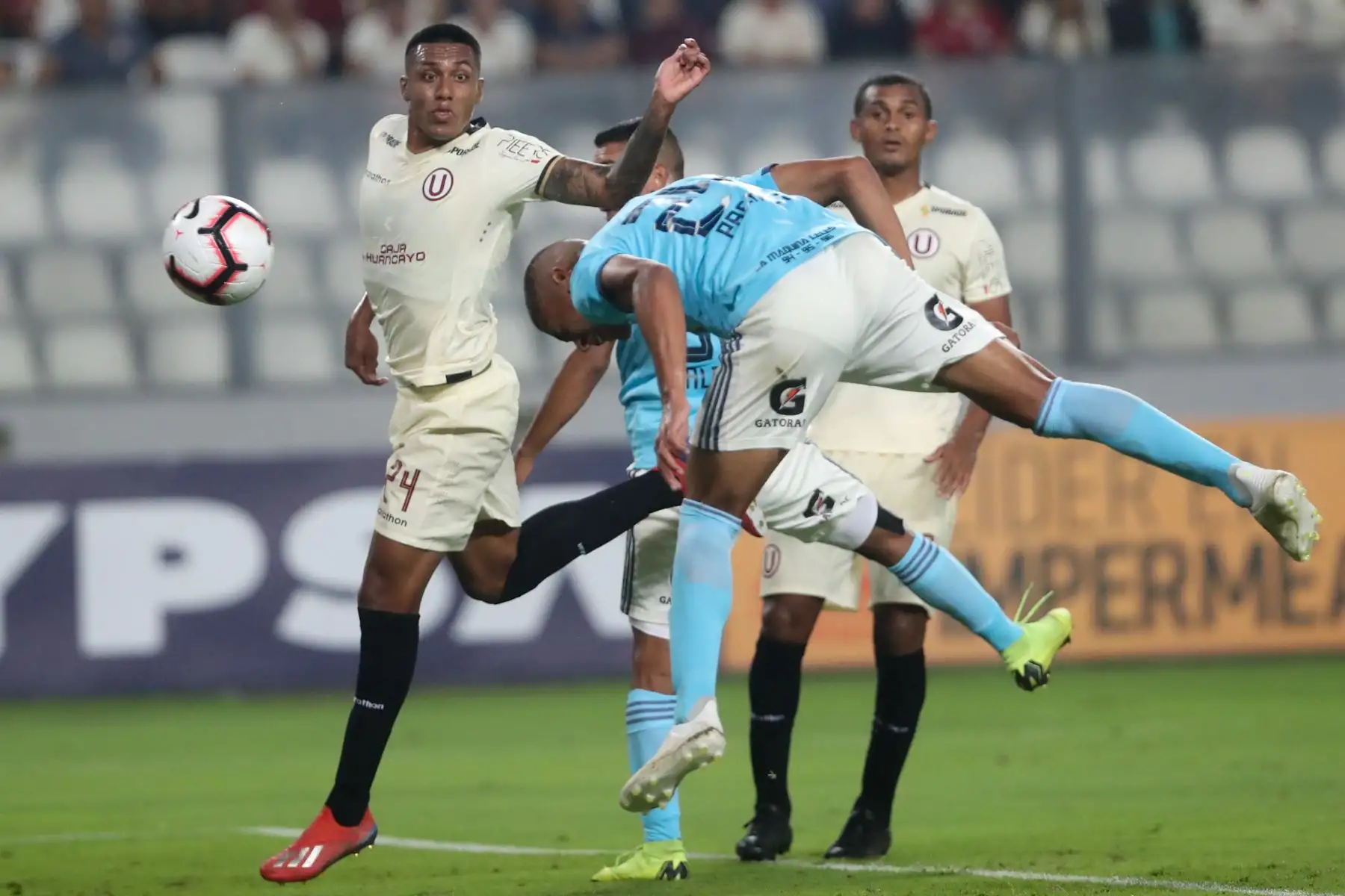 Sporting Cristal y Universitario de Deportes empataron uno a uno con goles de Christian Ortíz y Alejandro Hohberg respectivamente.

Foto: ANDINA/Juan Carlos Guzmán Negrini