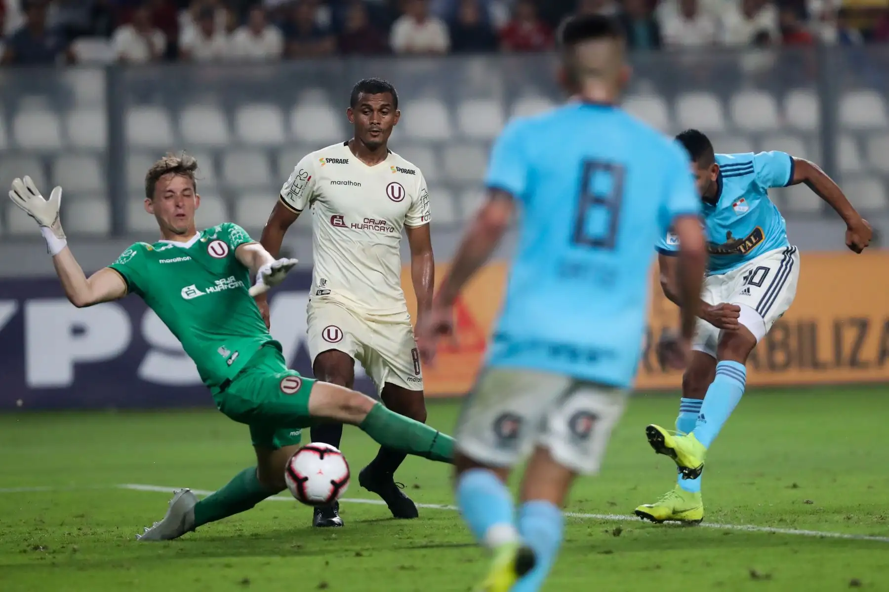 Sporting Cristal y Universitario de Deportes empataron uno a uno con goles de Christian Ortíz y Alejandro Hohberg respectivamente.

Foto: ANDINA/Juan Carlos Guzmán Negrini
