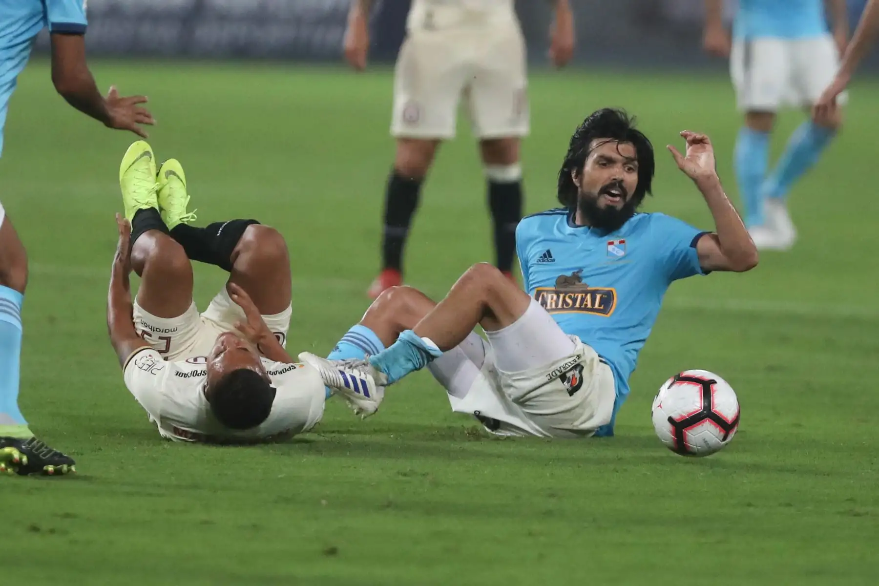 Sporting Cristal y Universitario de Deportes empataron uno a uno con goles de Christian Ortíz y Alejandro Hohberg respectivamente.

Foto: ANDINA/Juan Carlos Guzmán Negrini