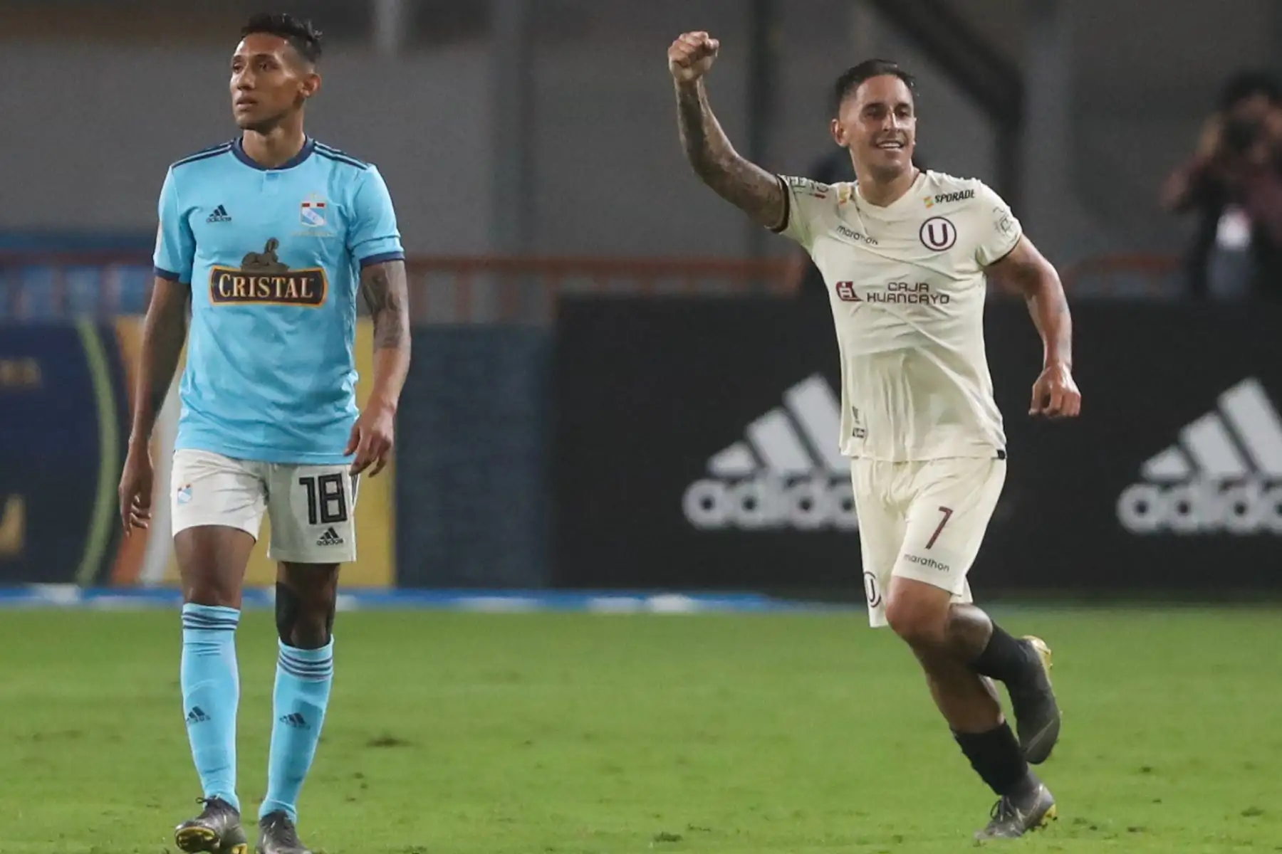 Sporting Cristal y Universitario de Deportes empataron uno a uno con goles de Christian Ortíz y Alejandro Hohberg respectivamente.

Foto: ANDINA/Juan Carlos Guzmán Negrini