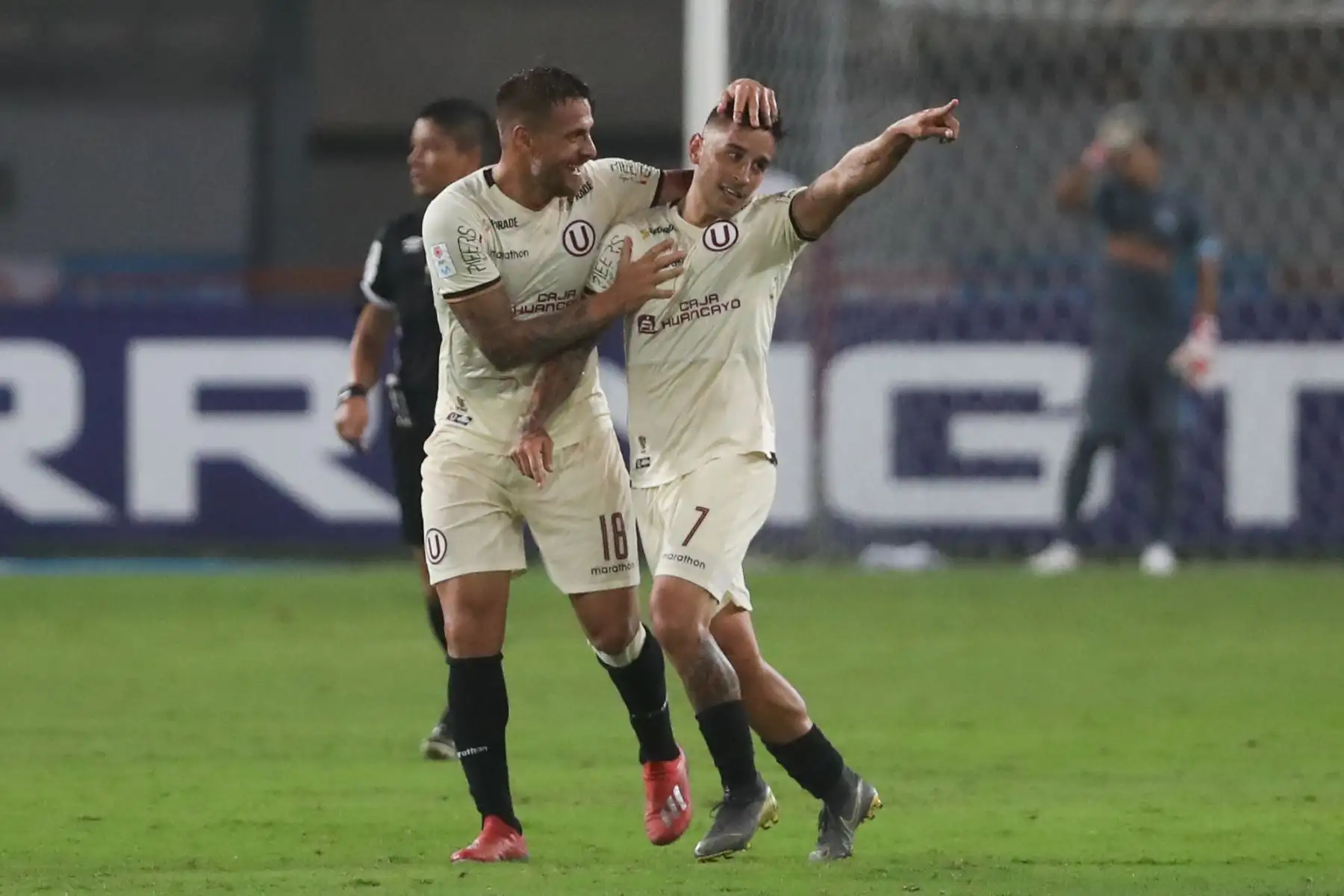 Sporting Cristal y Universitario de Deportes empataron uno a uno con goles de Christian Ortíz y Alejandro Hohberg respectivamente.

Foto: ANDINA/Juan Carlos Guzmán Negrini