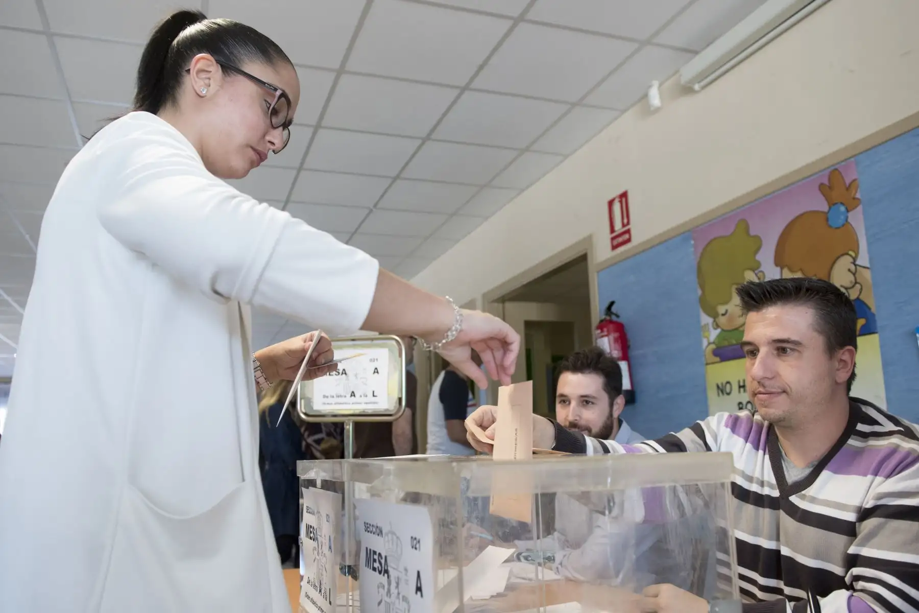 Una mujer depositó su voto en la Escuela Beethoven convertida en un centro de votación en Torrejón de Ardoz, cerca de Madrid, durante las elecciones generales en España.
Foto:AFP