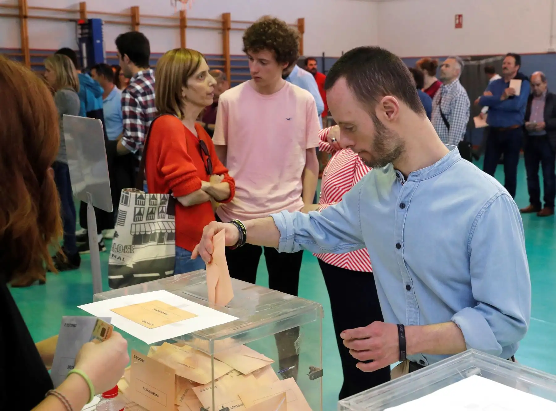 Una persona ejerce su derecho al voto este domingo en una mesa del colegio electoral del Colegio Nuestra Señora del Pilar de Madrid. Las escuelas electorales han abierto sus puertas a las 09:00 horas para recoger el voto de los ciudadanos españoles.
Foto: EFE