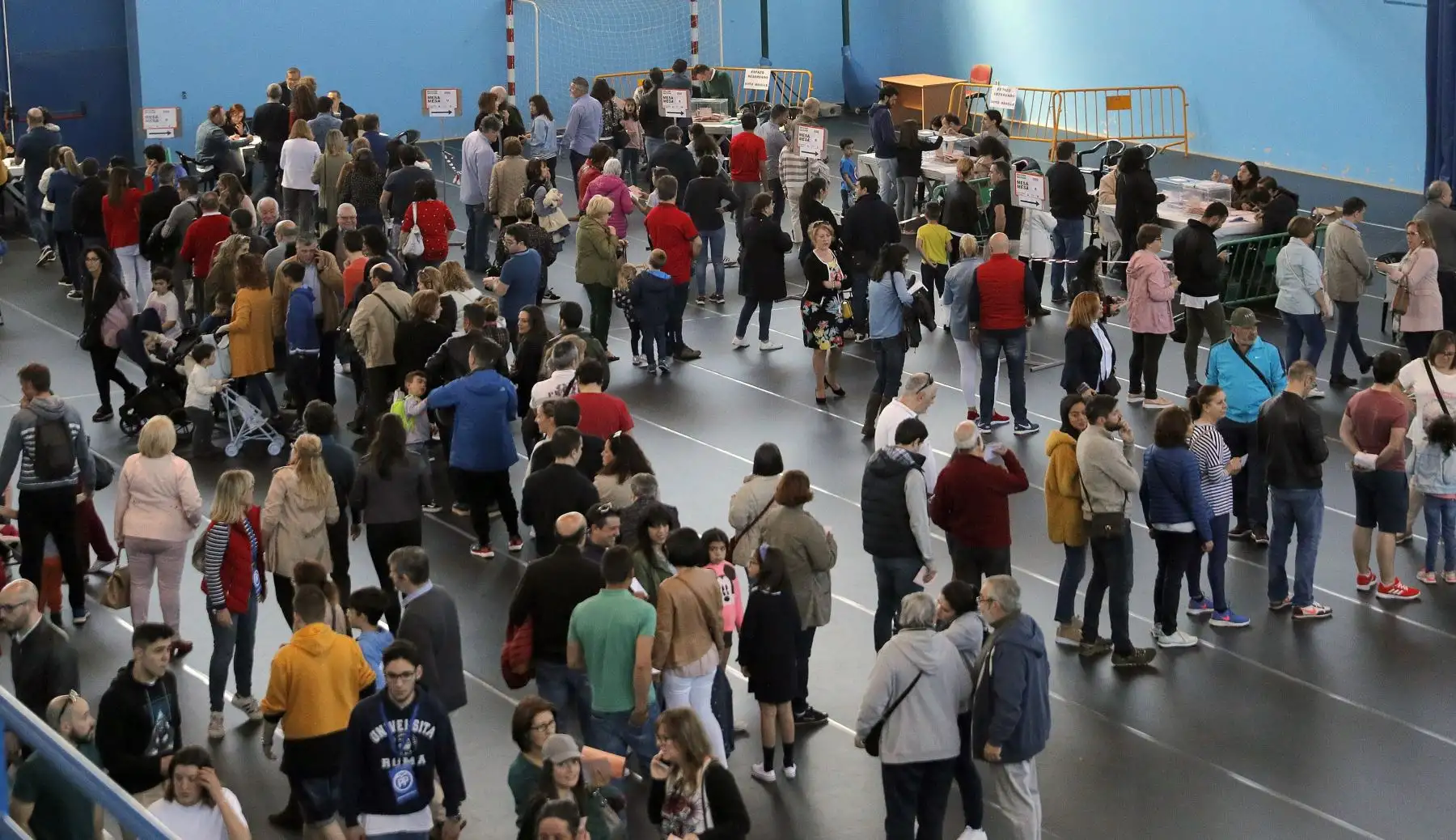 Cientos de personas hacen cola para votar en el pabellón polideportivo del Milladoiro, en Ames, a las afueras de Santiago de Compostela - Galicia en una jornada en la que 36,9 millones de electores decidirán el futuro de España.
Foto: AFP