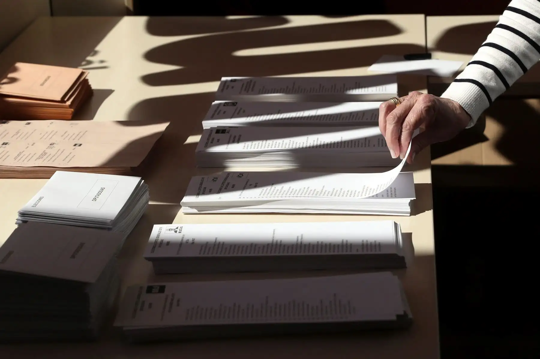Una persona ejerce su derecho al voto este domingo en una mesa del Centro Cultural Volumen de Pozuelo de Alarcón en Madrid.
Foto:AFP
