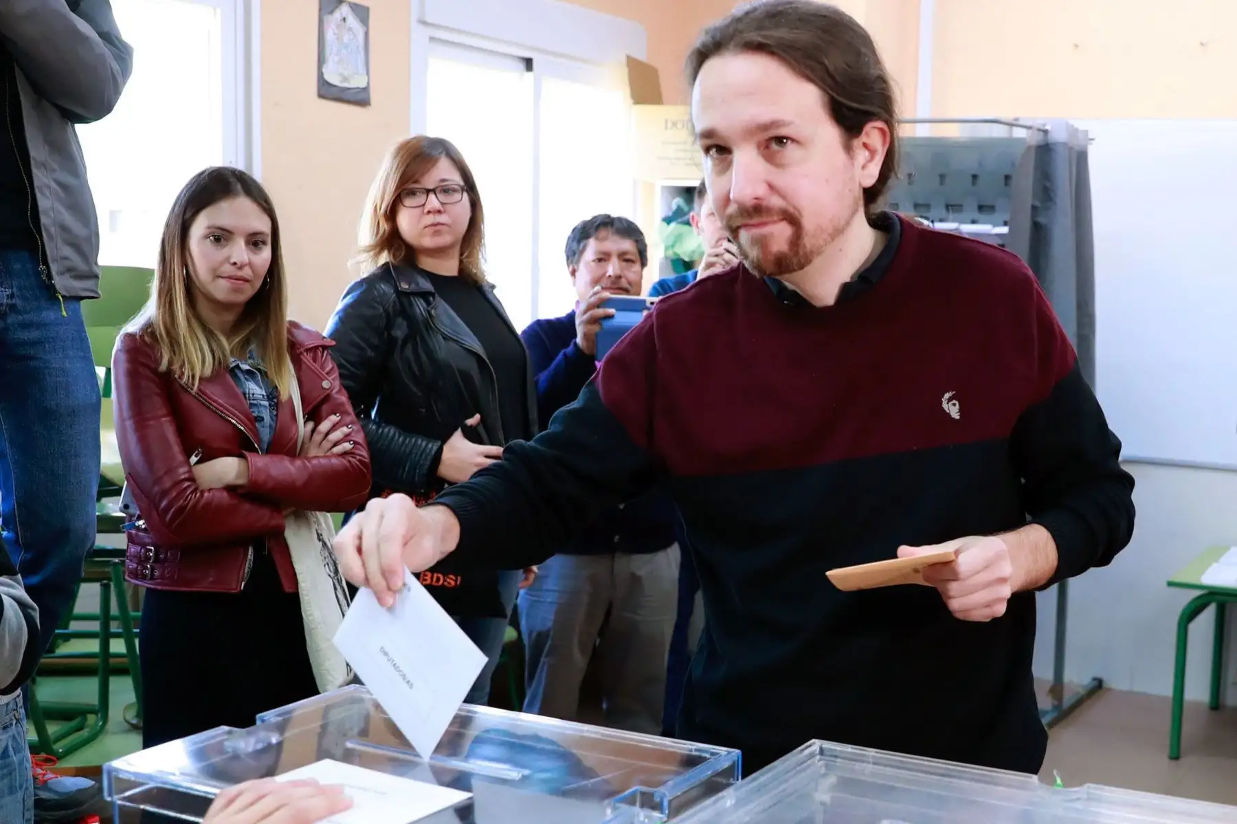 El líder de Podemos, Pablo Iglesias, vota en la mesa electoral del colegio Público de La Navata.
Foto:EFE
