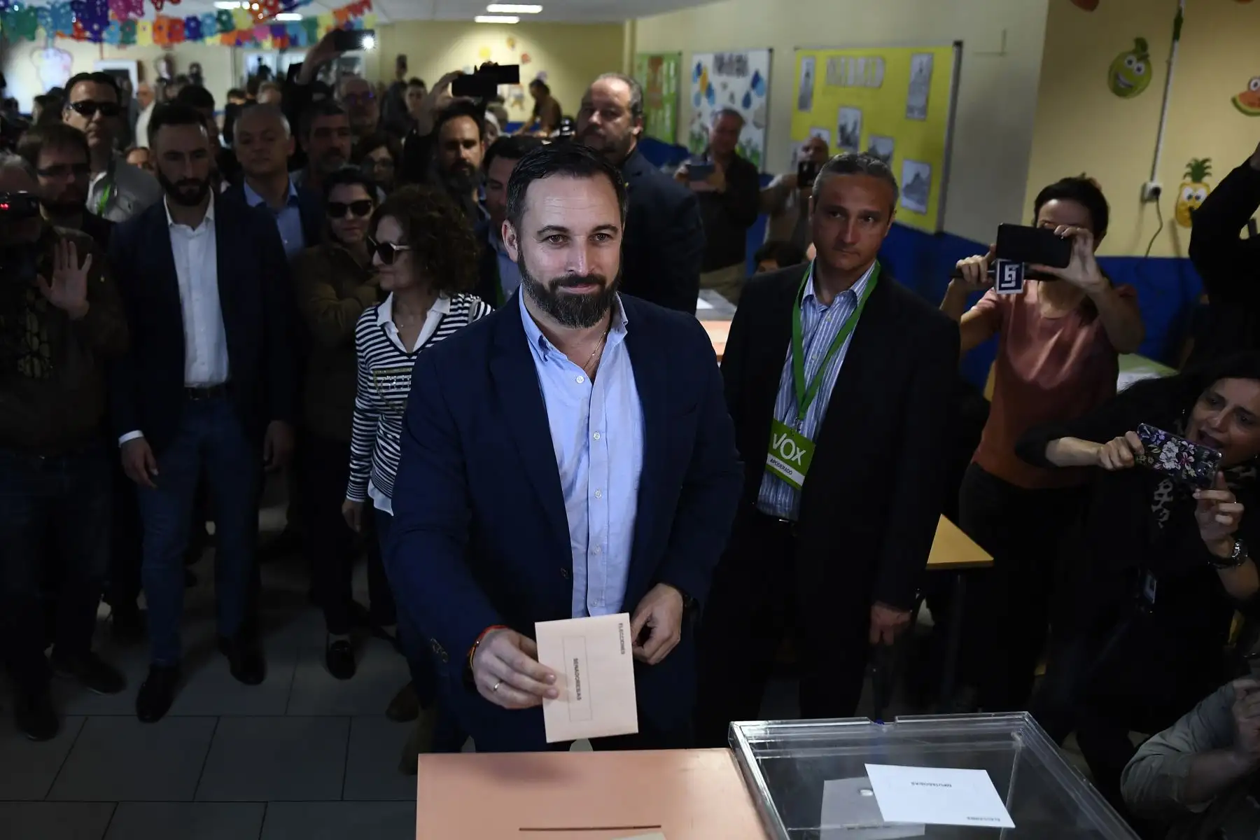 El líder de la VOX española de extrema derecha y candidato al primer ministro Santiago Abascal emite su voto en un colegio electoral en Madrid durante las elecciones generales celebradas en España.
Foto:AFP