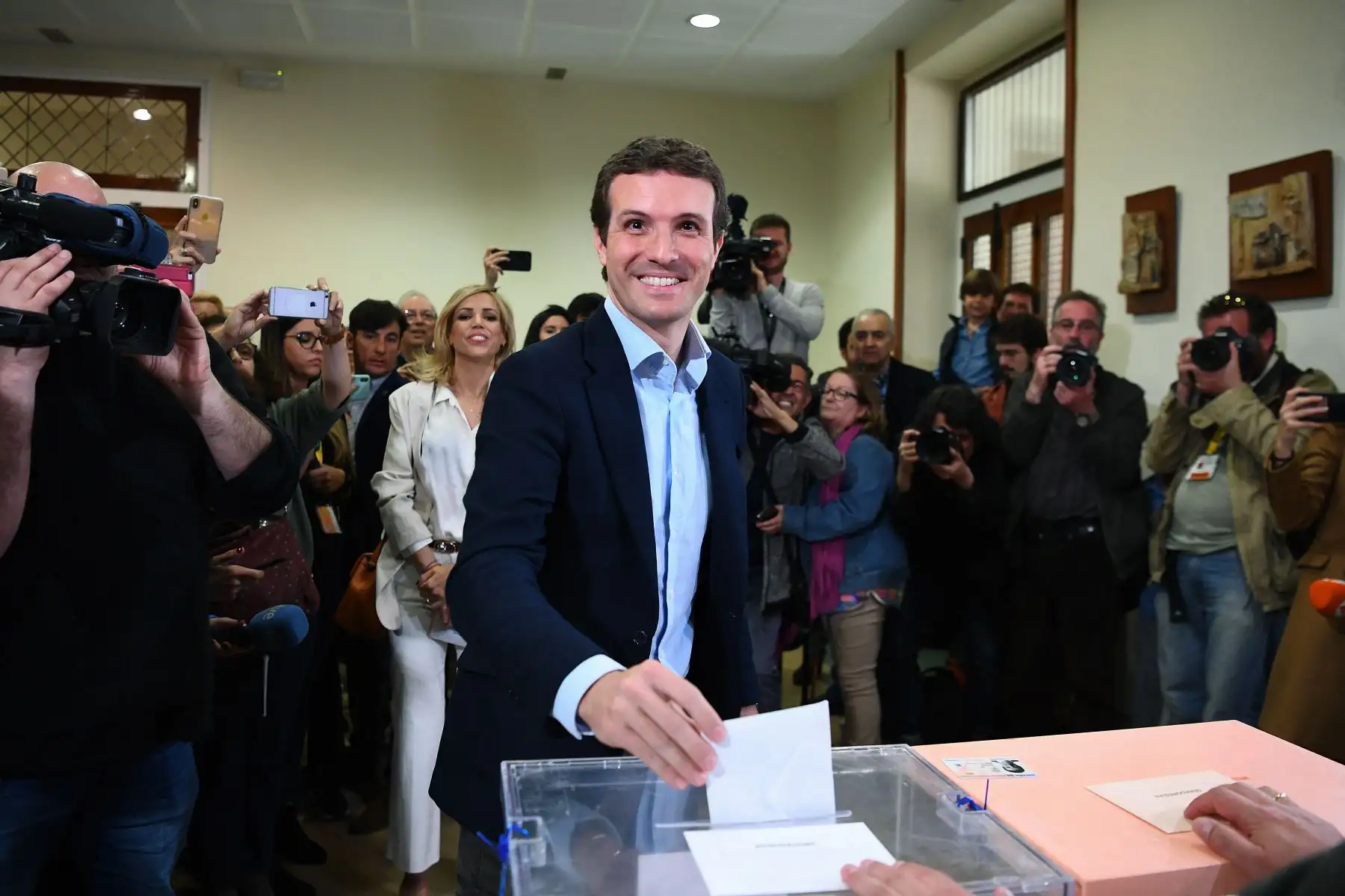 El líder del Partido Popular conservador (PP) español y candidato al primer ministro Pablo Casado emite su voto en un colegio electoral en Madrid durante las elecciones generales en España.Foto:AFP
