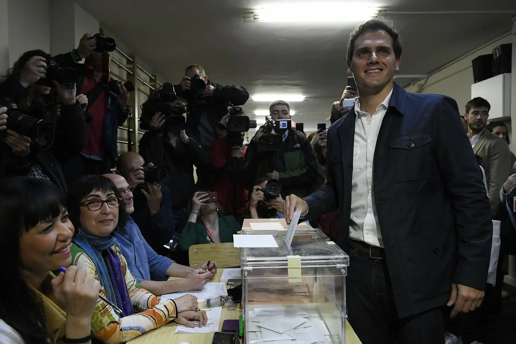 El líder del partido Ciudadanos (Ciudadanos), de centro y derecha, de España, y el primer ministro Albert Rivera, echa su voto en un colegio electoral en Barcelona durante las elecciones generales celebradas en España.
Foto:AFP
