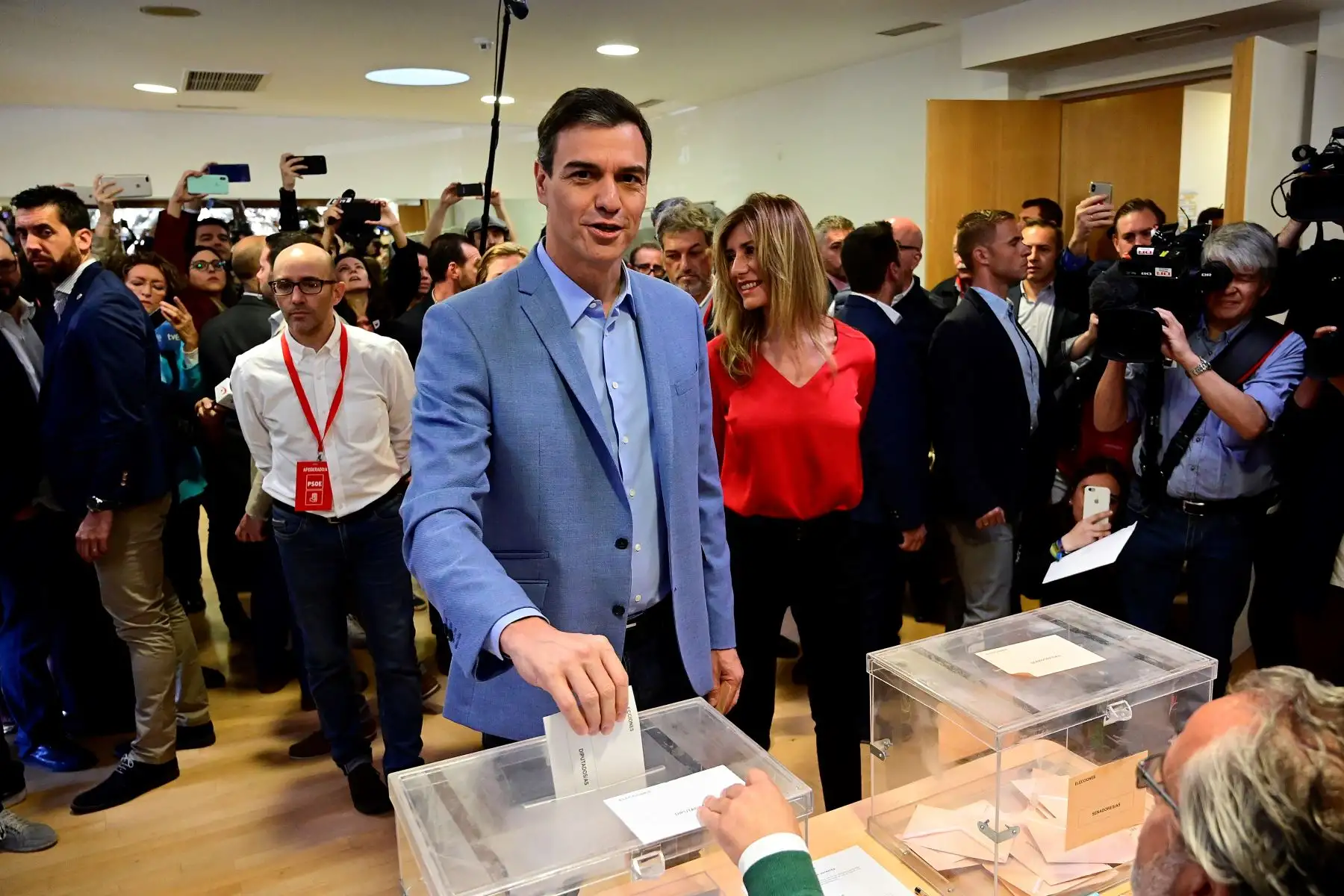 El primer ministro español y candidato del primer ministro socialista (PSOE), Pedro Sánchez, echa su papeleta junto a su esposa, Begona Gómez, en un colegio electoral de Madrid.
Foto: AFP