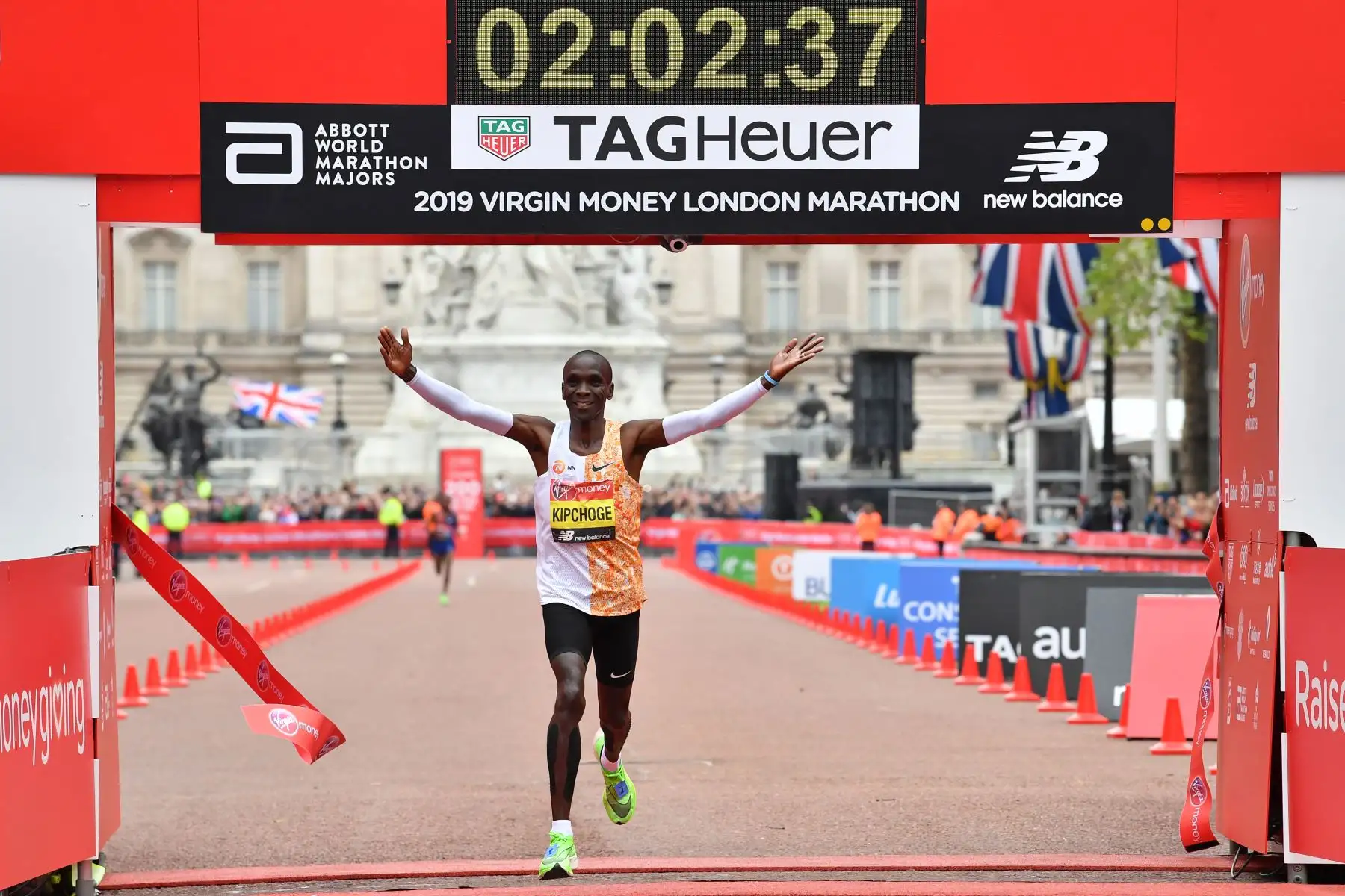 Eliud Kipchoge de Kenia cruza la línea de meta para ganar la carrera masculina de élite de la Maratón de Londres 2019.
Foto:AFP